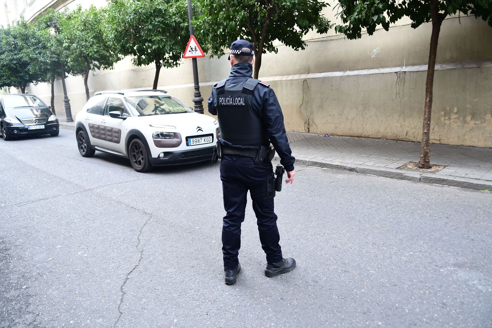 Un agente de la Policía Local de Córdoba en labores de control de tráfico.