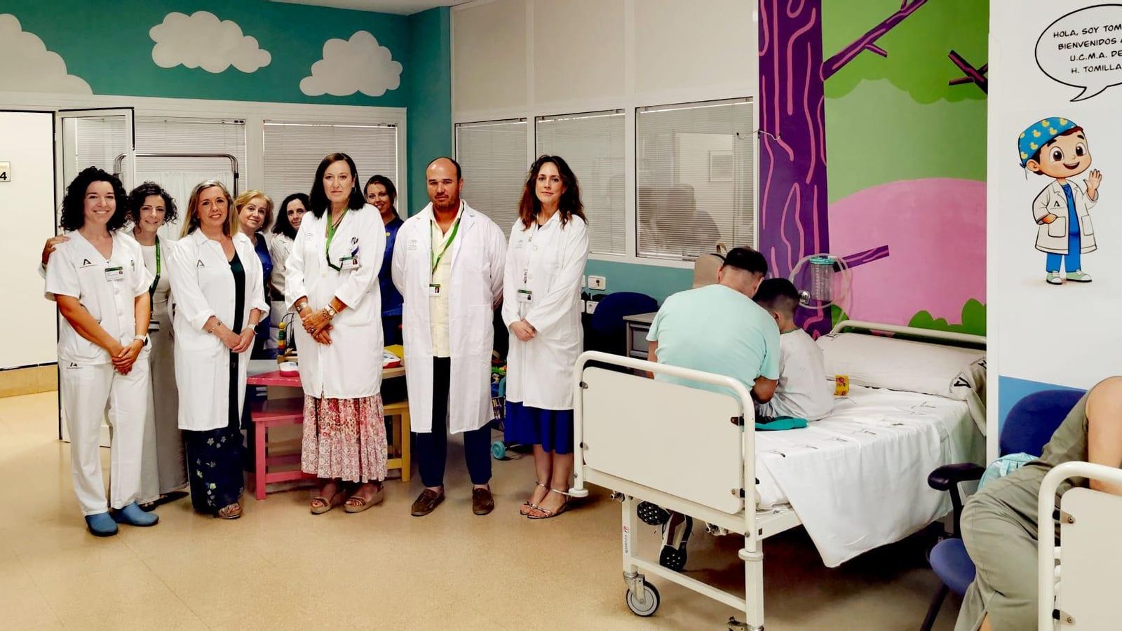 Parte del personal del área en el ‘box’ decorado con Tomillín dando la bienvenida.