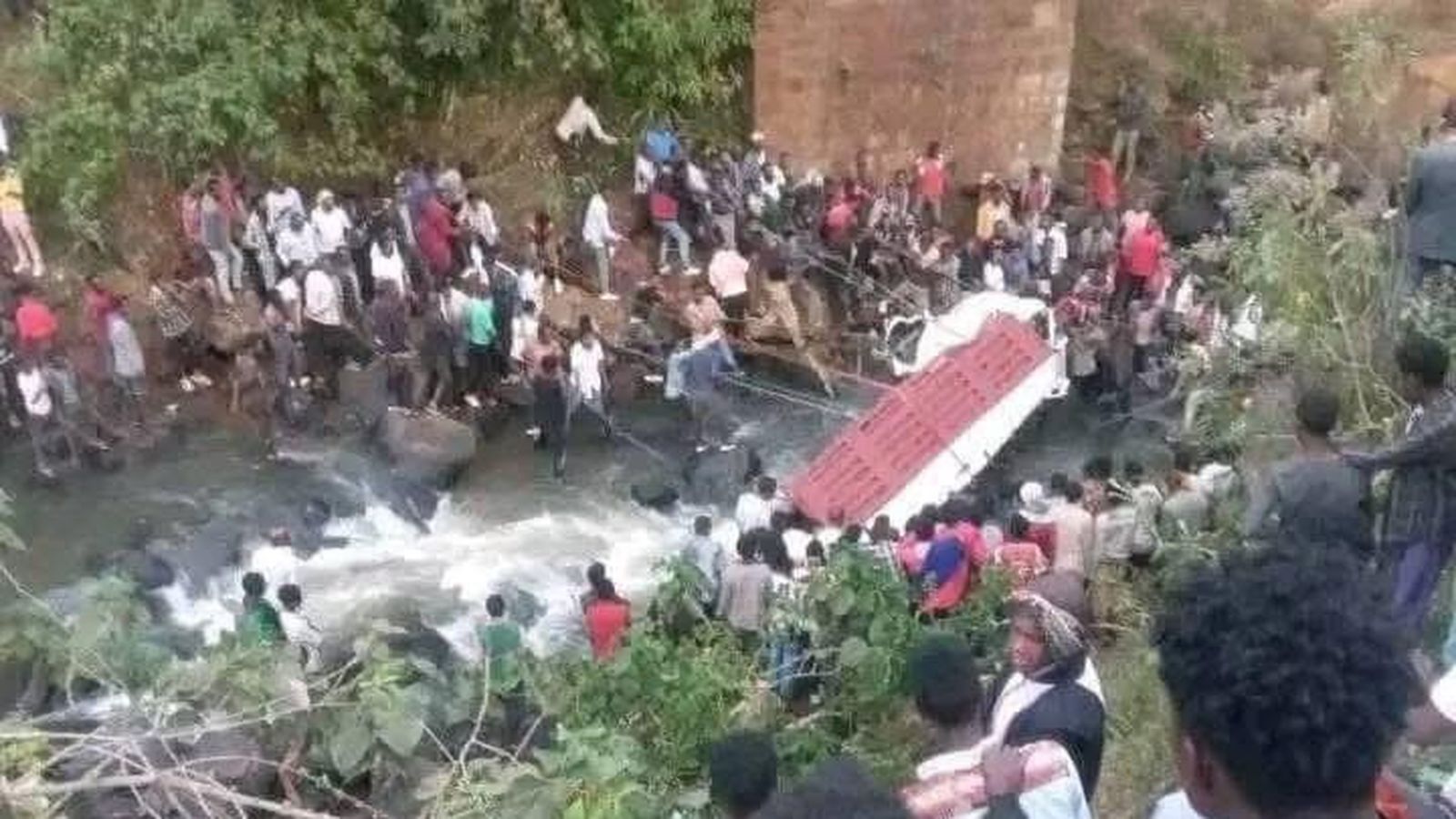 Más de 70 muertos al caer un camión con pasajeros a un río en Etiopía