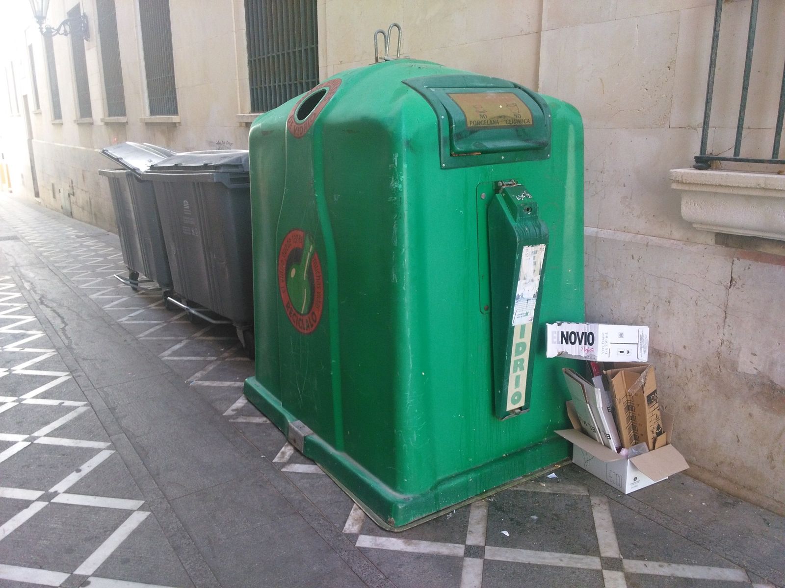 Los contenedores de la discordia, en el Callejón de la Soledad