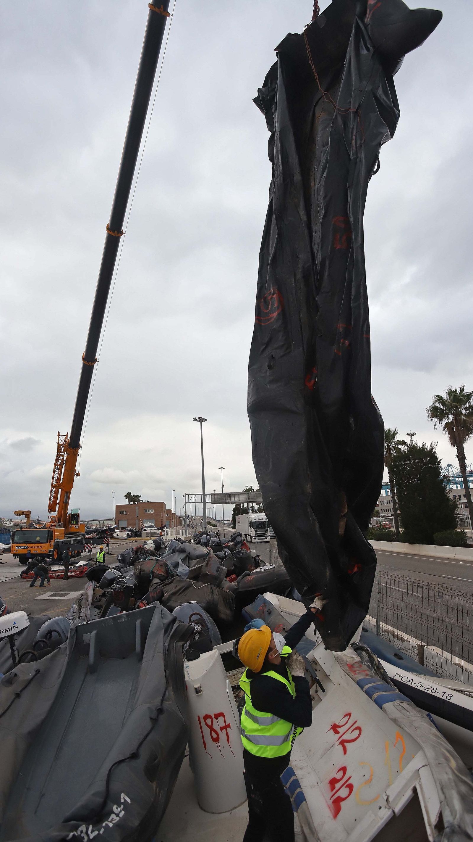 Fotos de la retirada de las narcoembarcaciones del puerto de Algeciras