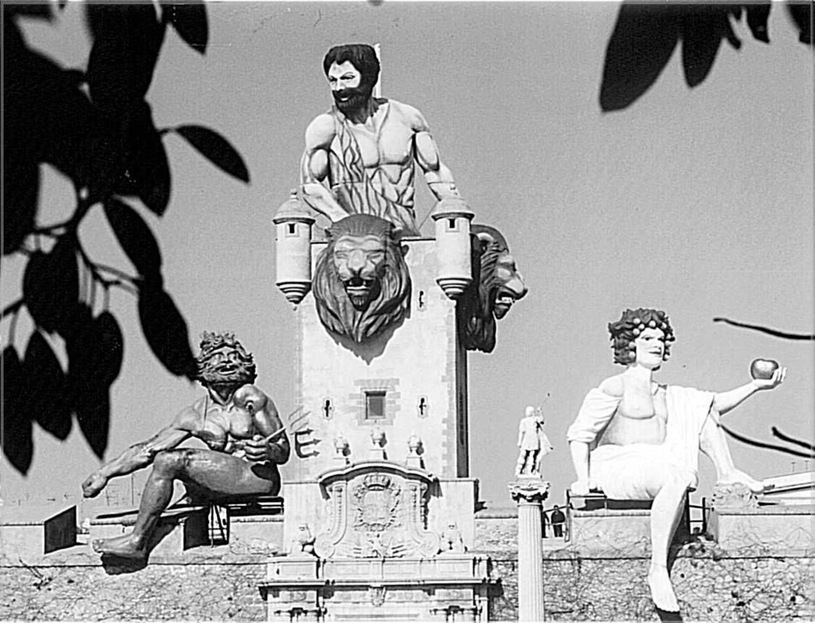 Las caracteristicas figuras que lucian en el torreon de la Puerta de Tierra en el Carnaval