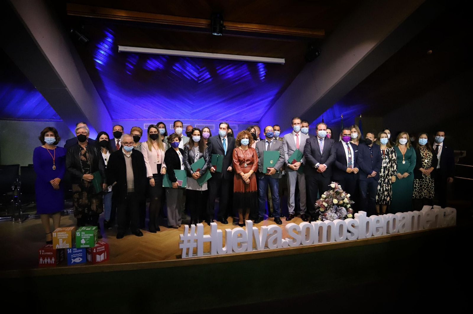 Todos los premiados junto a los integrantes de la Corporación.