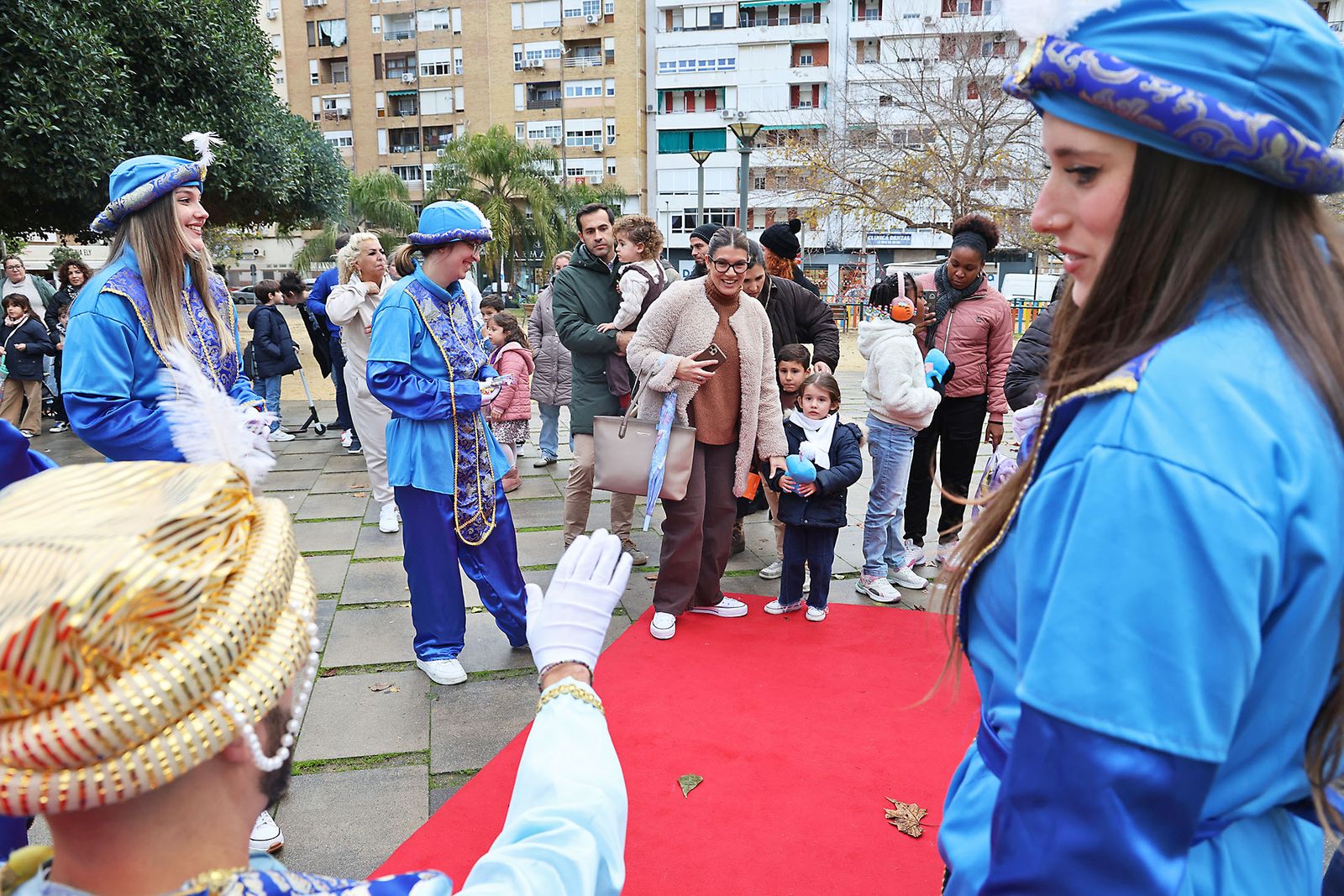 Los Pajes Reales recogen las cartas de los más pequeños en la Plaza Houston