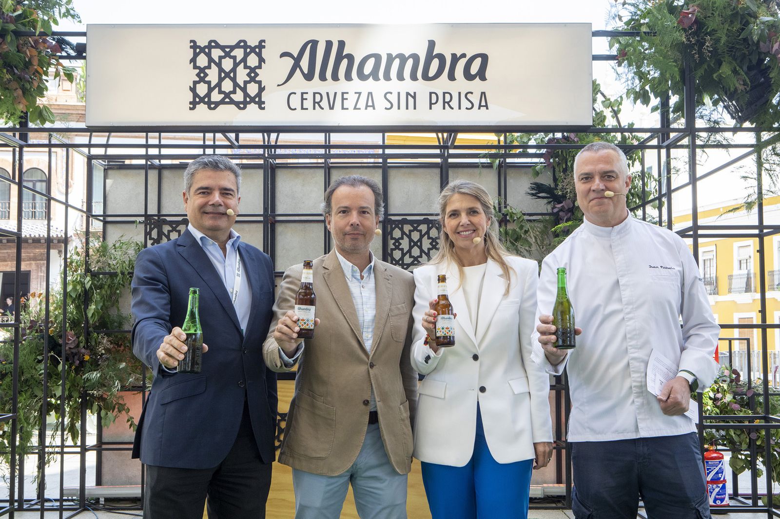Emilio Gallego Zuazo, secretario general de Hostelería de España; Joaquín Marín, secretario general de la Federación de Empresarios de Hostelería de Andalucía; Silvia Delgado, directora de marketing de Cervezas Alhambra; Juan Pozuelo, chef colaborador en el evento.