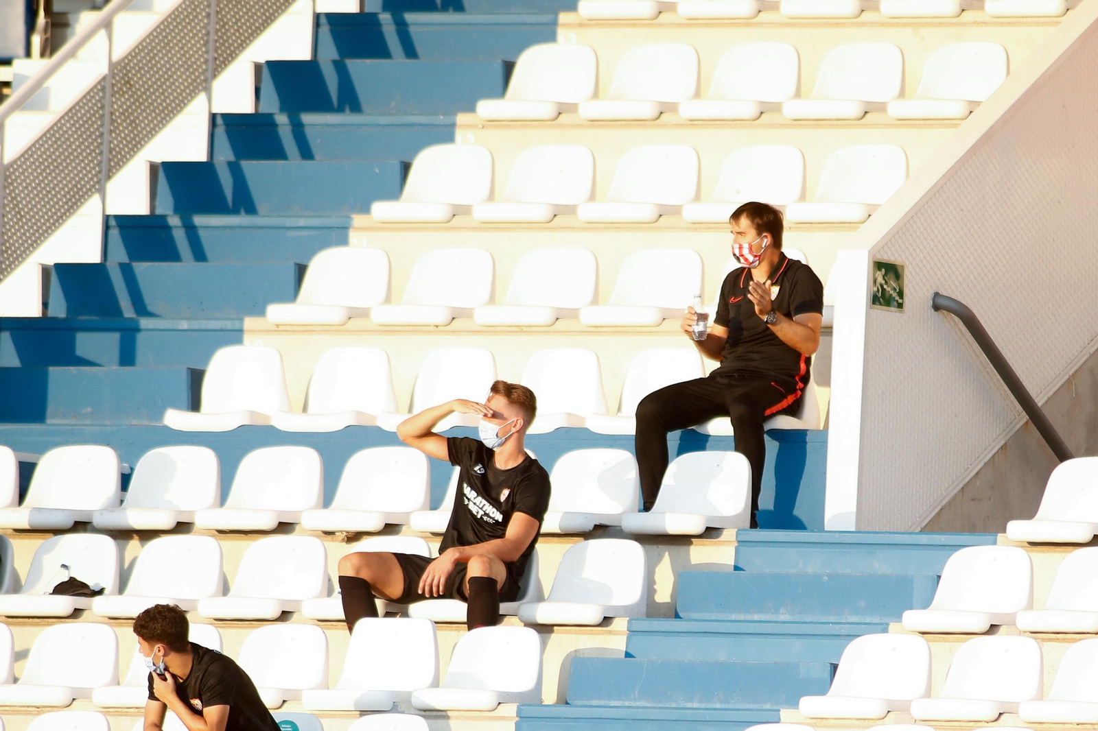 Lopetegui observa el encuentro desde la grada de Butarque.