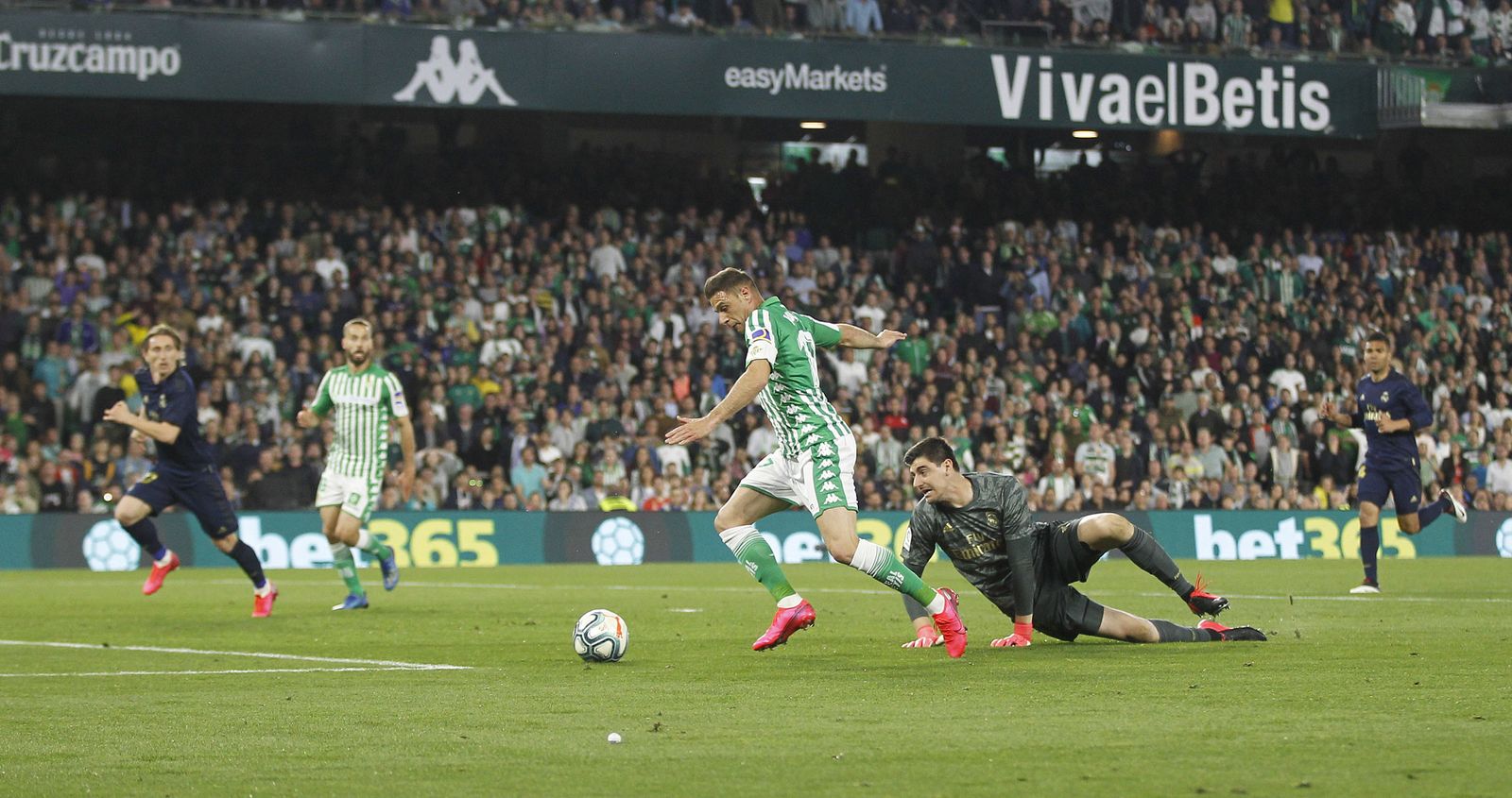 Joaquín regatea a Courtois, pero falla después en su remate sin portero.