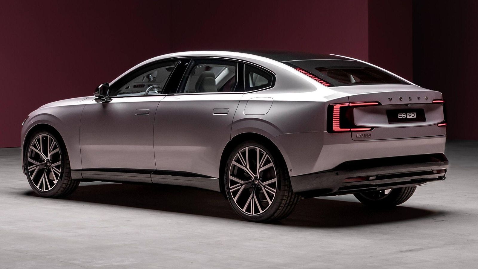 Enre las posibles alternativas al ES90 pueden encontrarse berlinas como los Audi A6 e-tron o Volkswagen ID.7, pero también crossover como el Polestar 4.