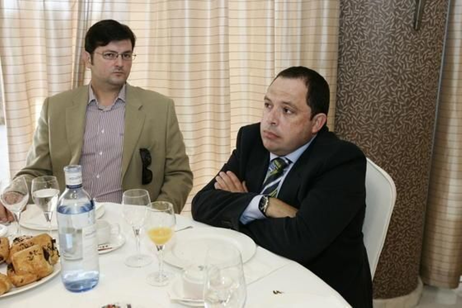 Clientes del Banco Santander asistentes al desayuno informativo celebrado durante la mañana de ayer también son Cecilio Miras y Rafael Peral

Foto: Rafael G. / Javier Alonso