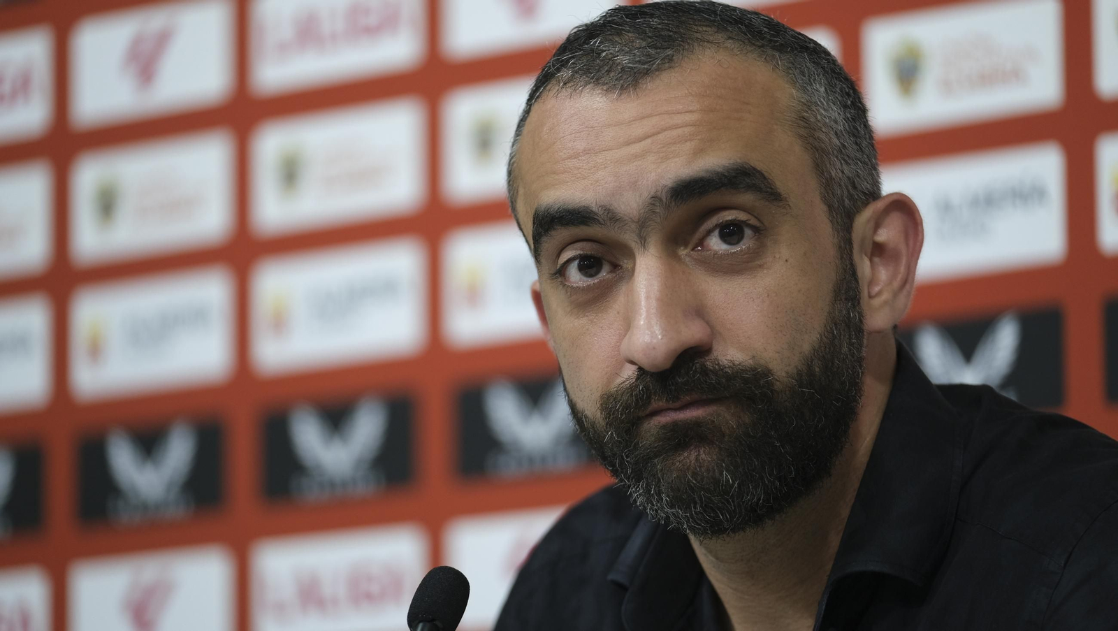 Mohamed El Assy, CEO de la U.D. Almería, en rueda de prensa, en imágenes