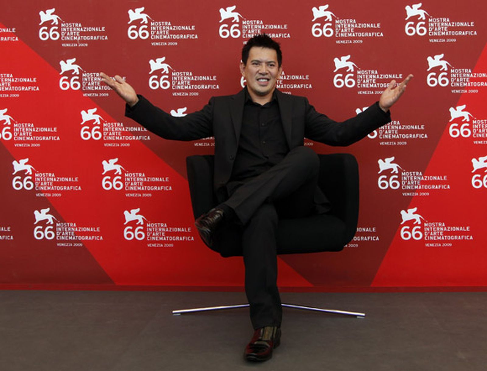 Las abuelas filipinas dan muestra de coraje en el último filme sorpresa