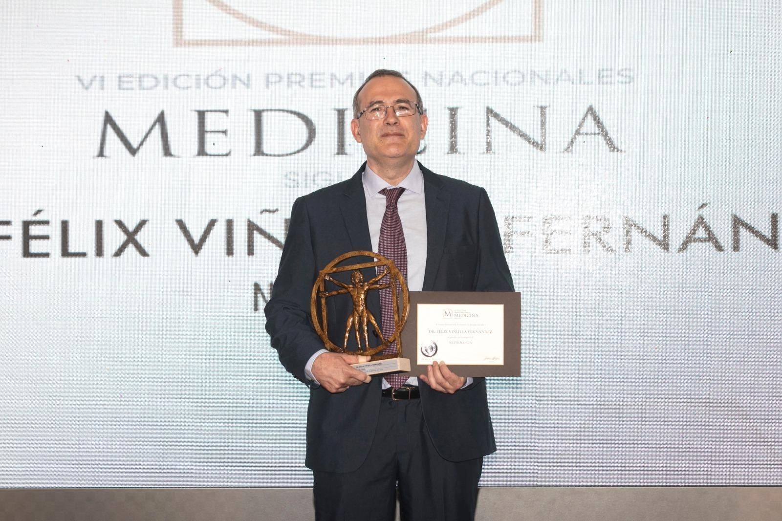 El doctor Félix Viñuelas, con el premio.