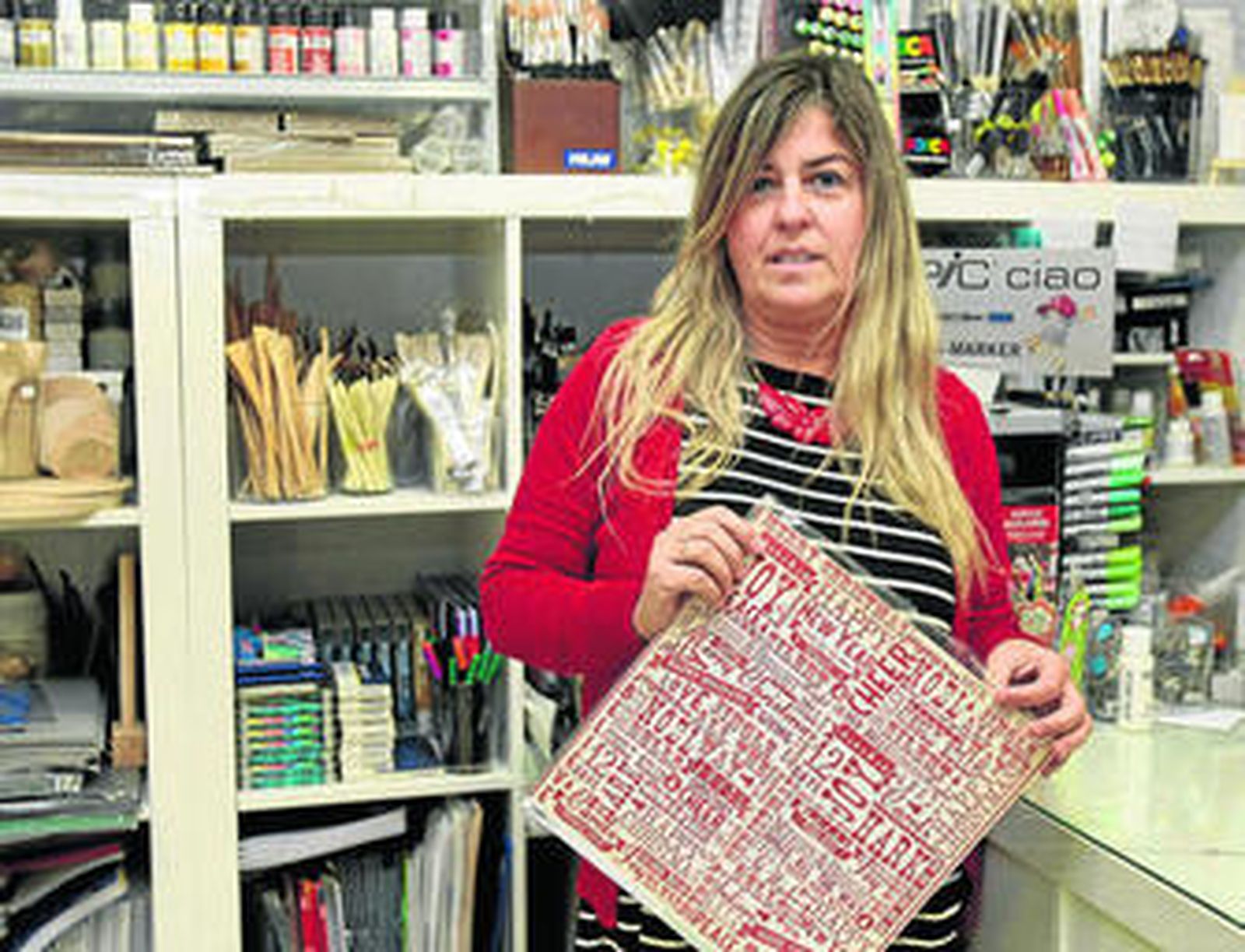Charo Marmolejo, en su tienda StandArte de la calle Emilio Castelar, en el barrio de Astilleros.