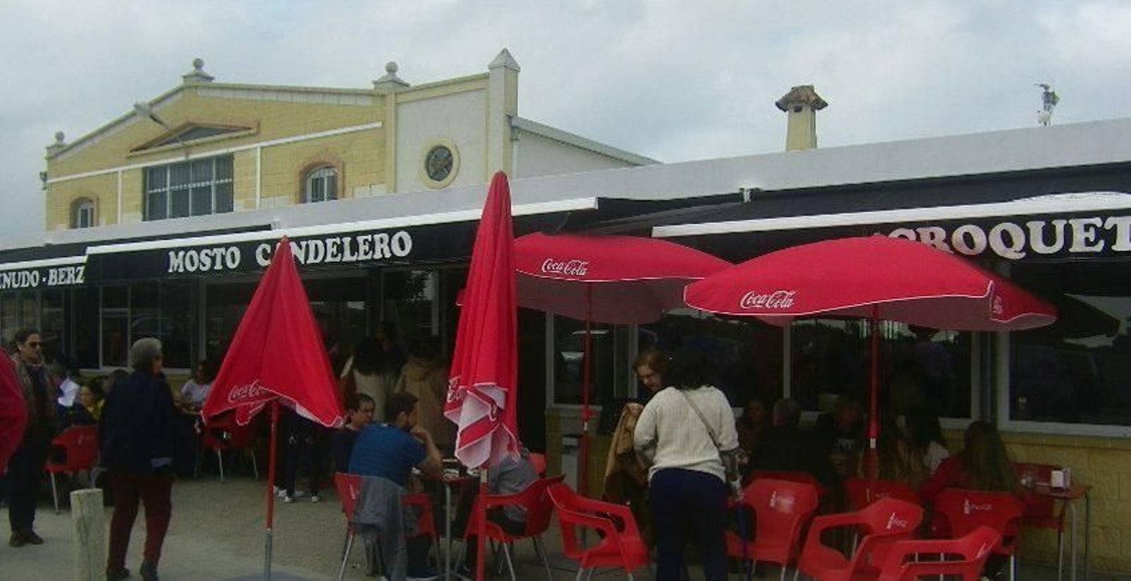 Mosto Candelero De características muy parecidas al anterior y también situado en la misma zona, en la pedanía de Las Tablas. Terraza cubierta  y varios salones, además de una pequeña barra. Guisoteo y mosto. Sólo abren los fines de semana y es mejor reservar porque el sitio está muy concurrido. Se planteaban abrir a principios de noviembre.