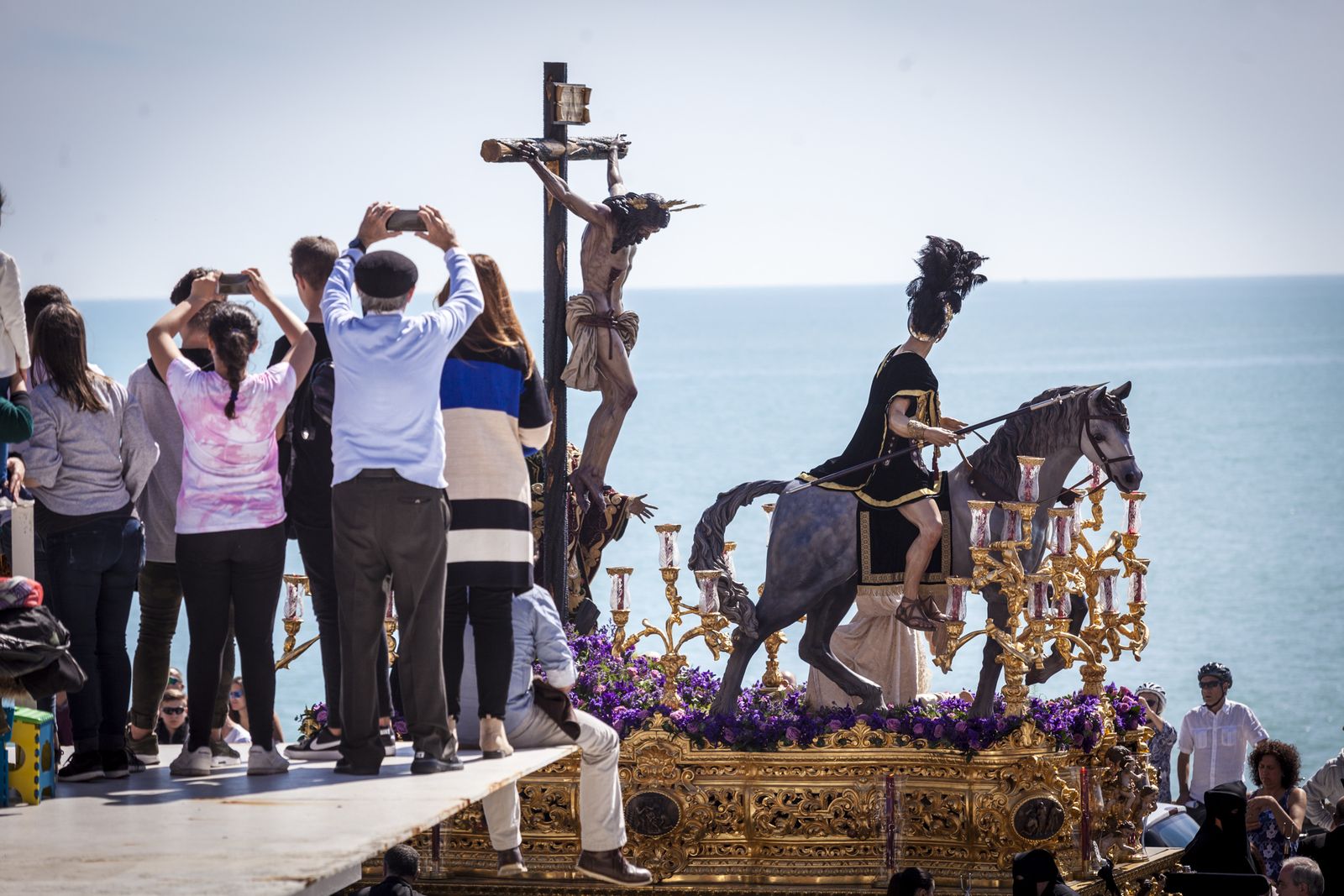 El crucificado de Las Aguas avanza por el Campo del Sur.