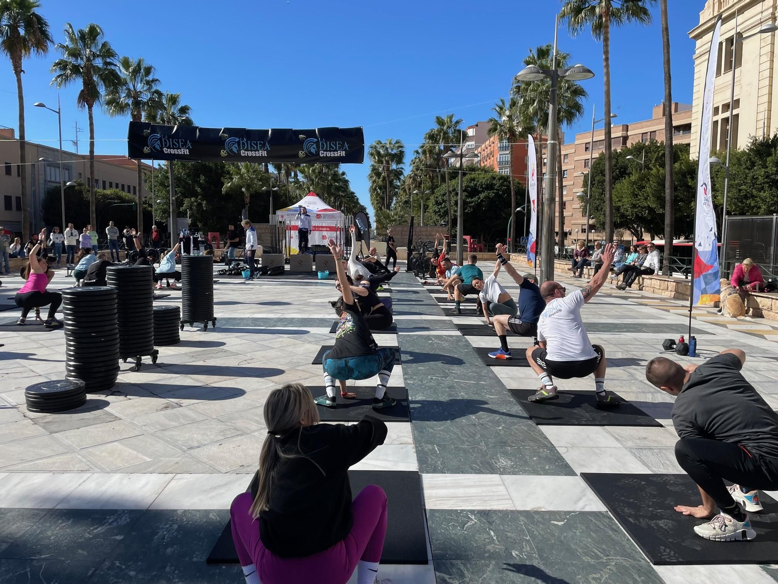 Los participantes durante el desarrollo de la actividad realizada en el Mirador de la Rambla.