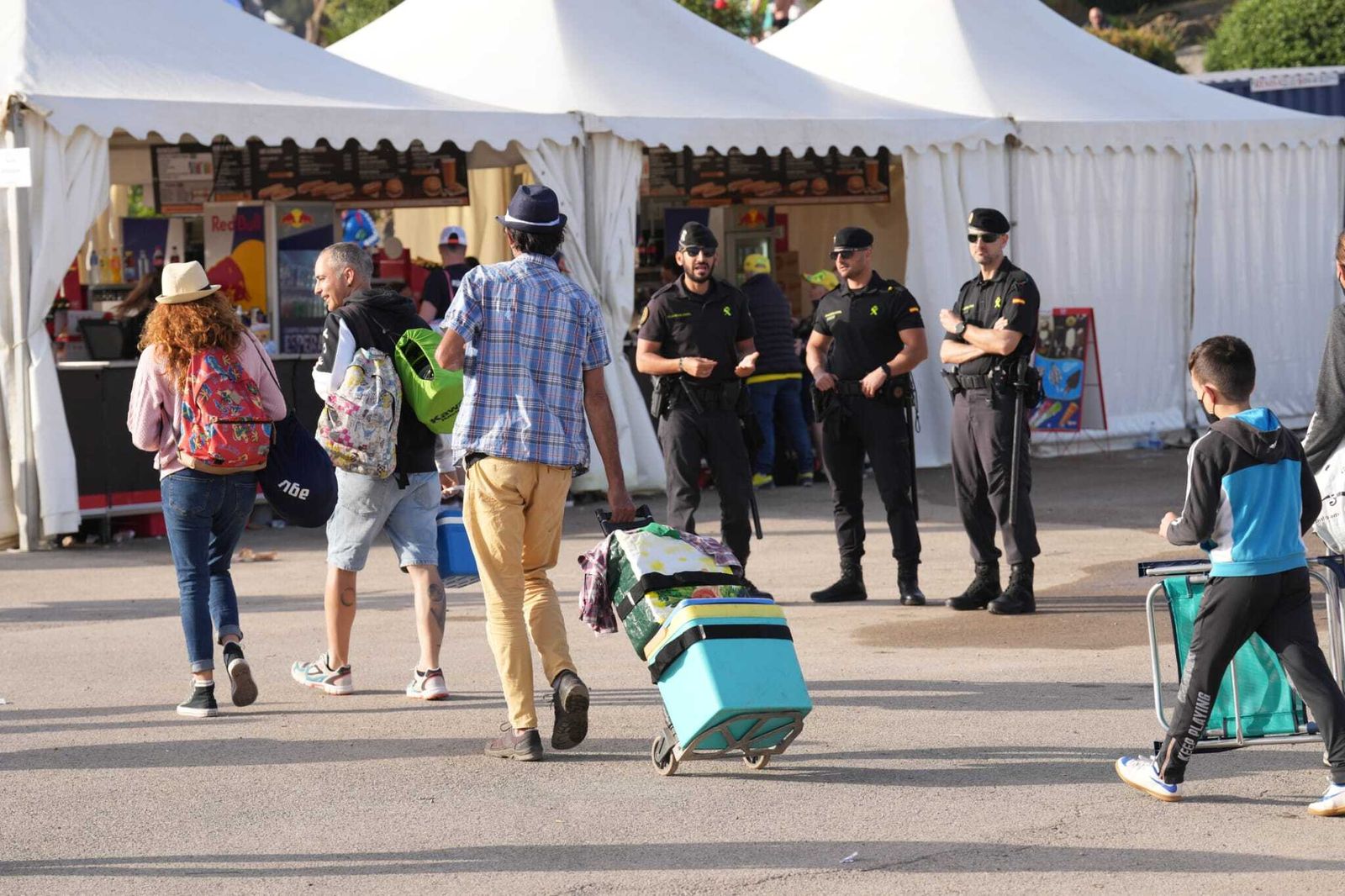 Neveras, cerveza muy fría y sombrillas para combatir al calor en el Gran Premio de España en Jerez