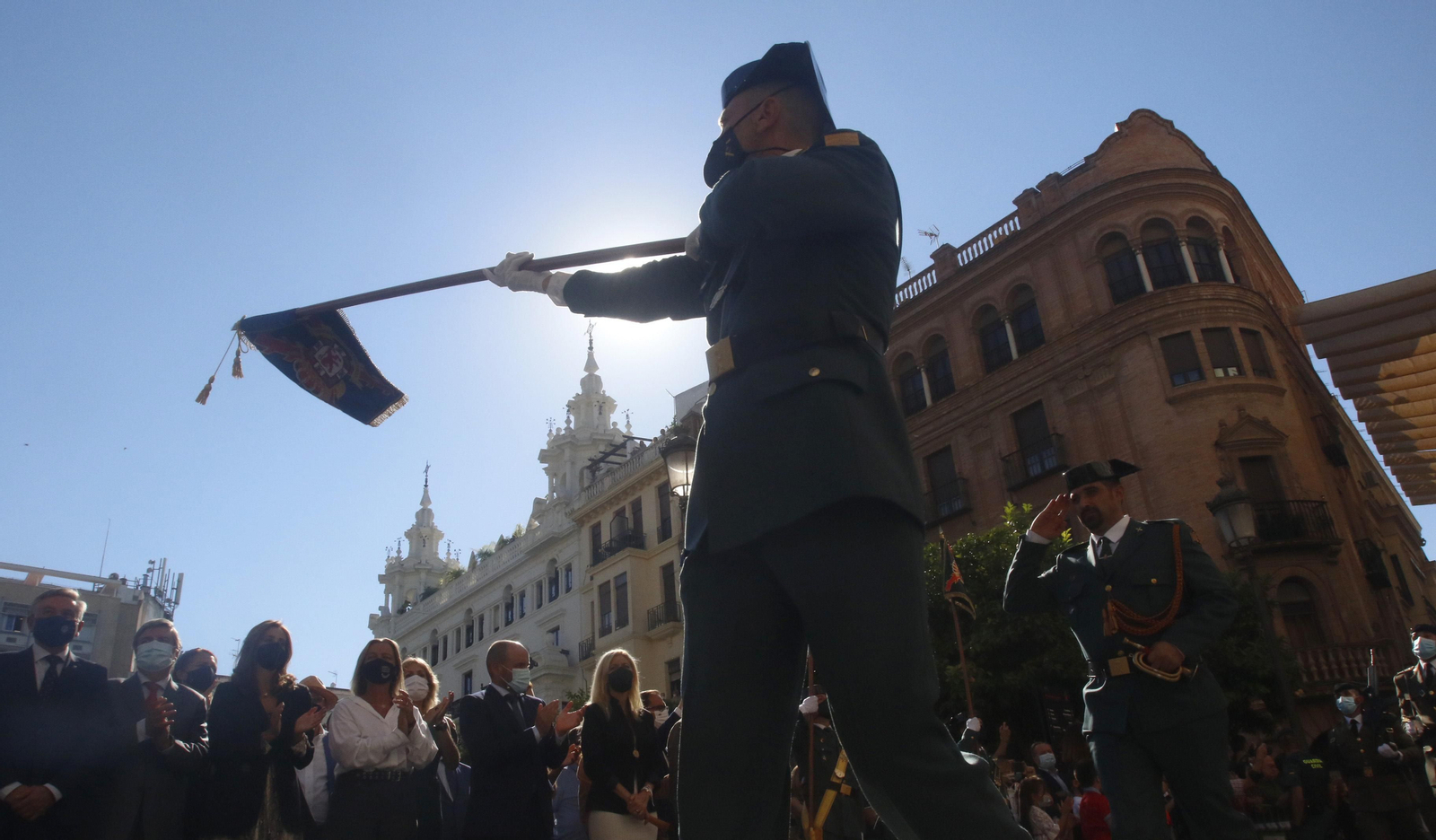 La izada de la bandera de España en las Tendillas, en imágenes.