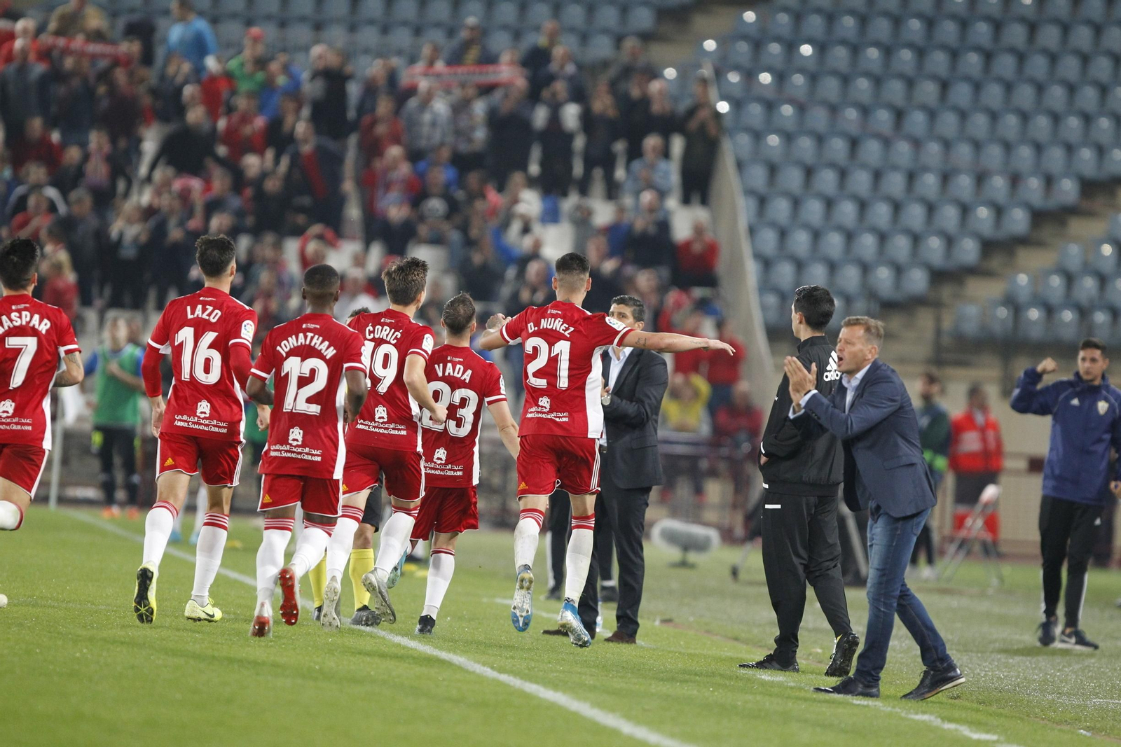Darwin Núñez se marcha de forma sintomática a abrazar a Pedro Emanuel tras anotar de penalti el 1-0 ante el Extremadura