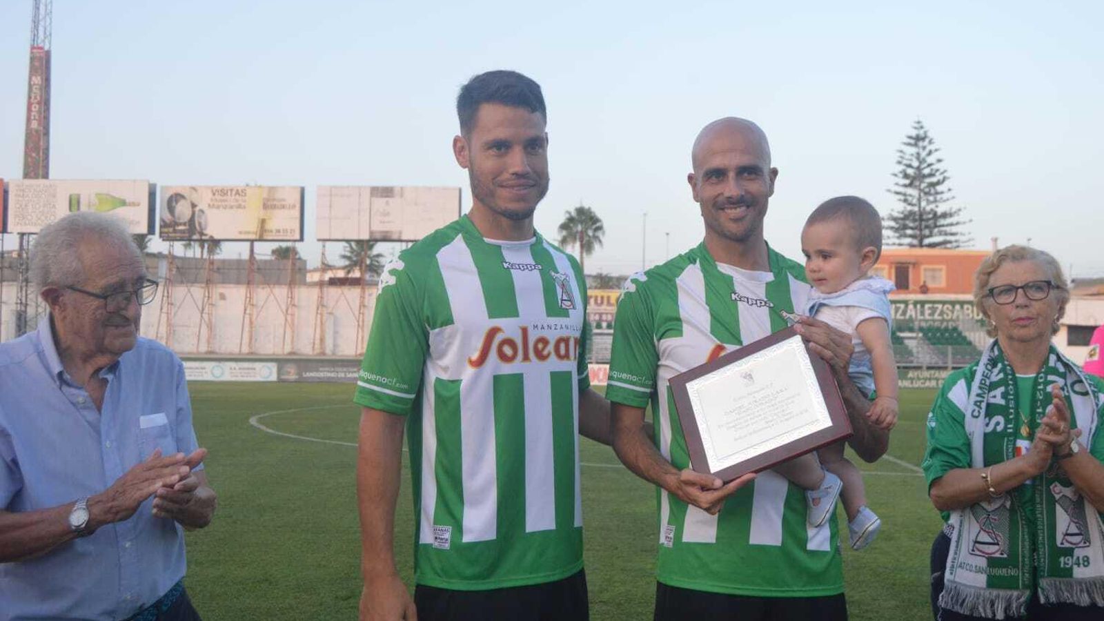 Rafa Verdú, junto a José Romero, capitán del Sanluqueño, y Dani Jurado, homenajeado en la tercera edición.