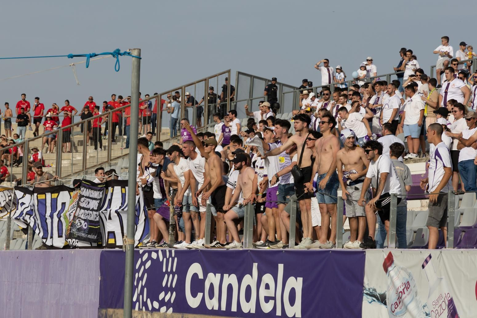 Aficionados de Orgullo Lagarto animan en el partido ante la UD Torre del Mar.