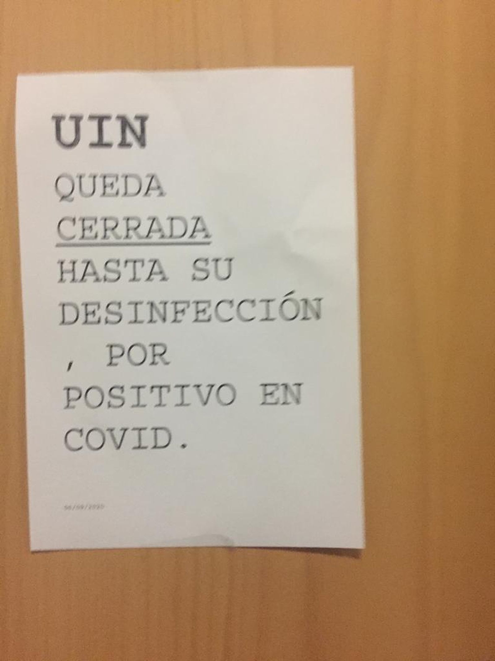 Un cartel en la UIN anuncia el cierre tras el positivo de un agente.
