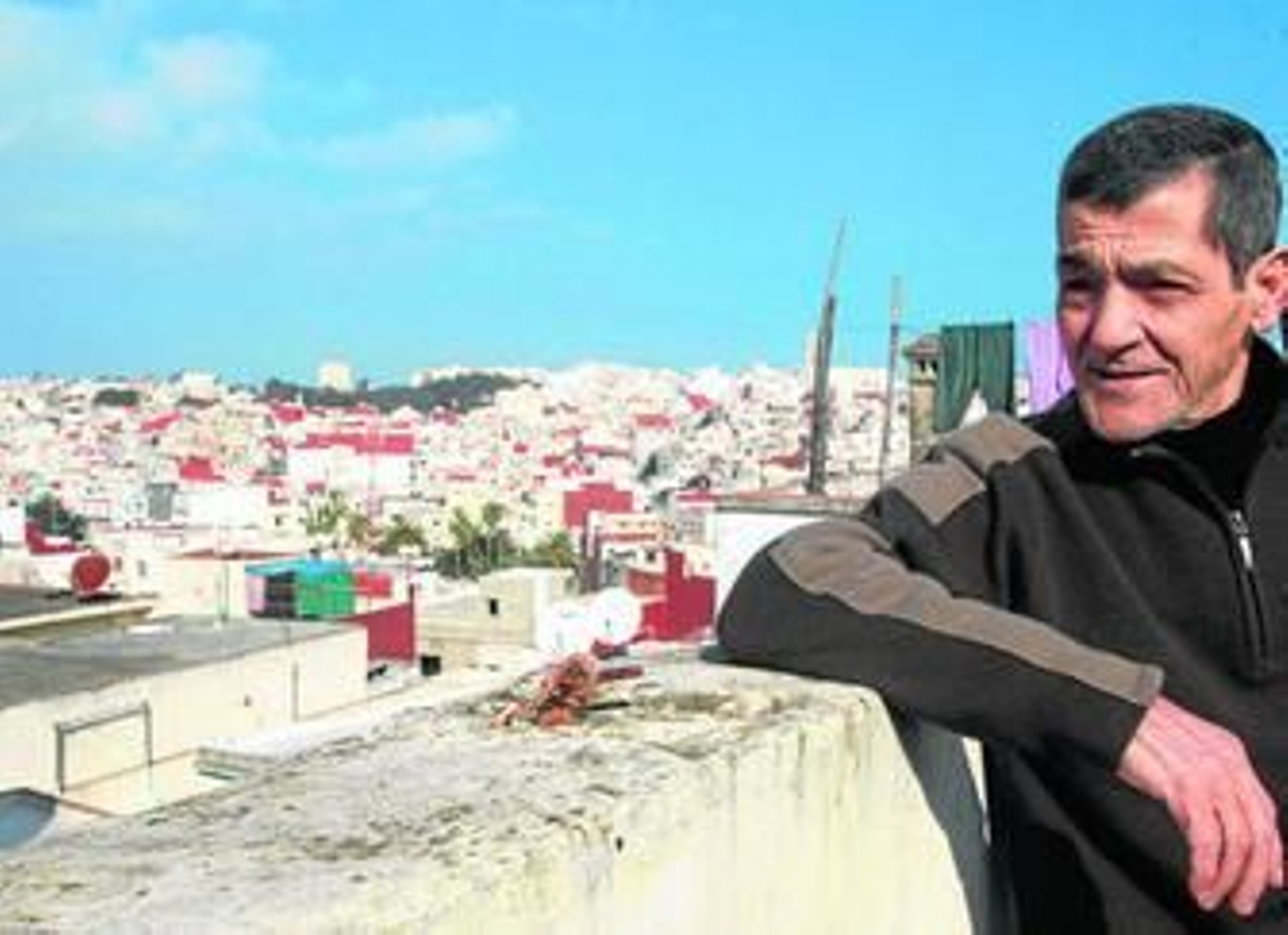 Mohamed Mrabet, en la azotea de su casa en Tánger, con la ciudad de fondo.