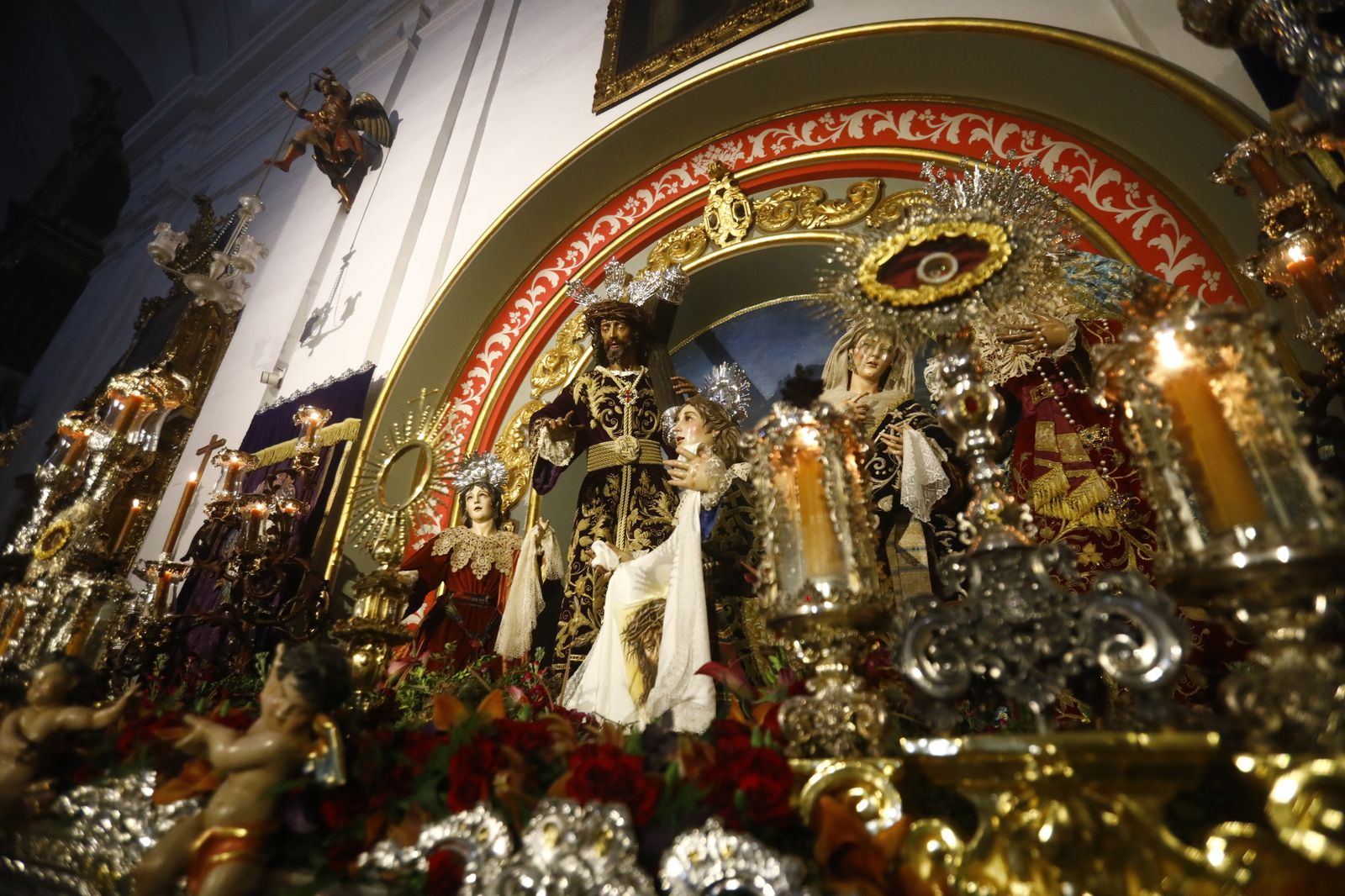 El paso de la Santa Faz, visto desde abajo.