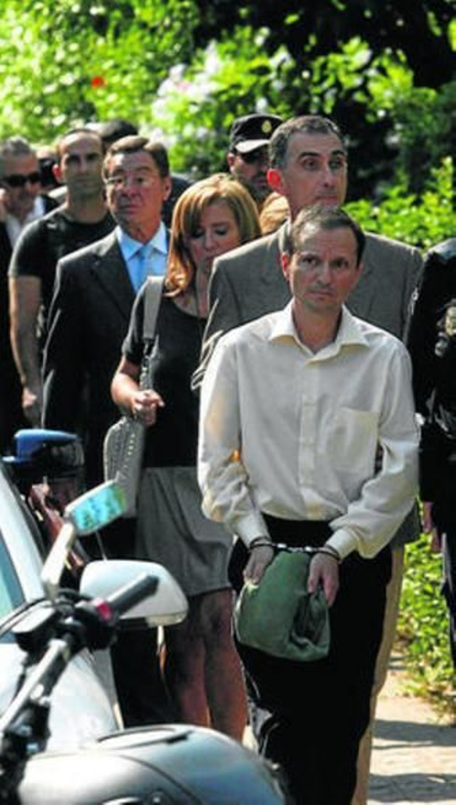 Bretón, en octubre de 2011, seguido por una comisión judicial.