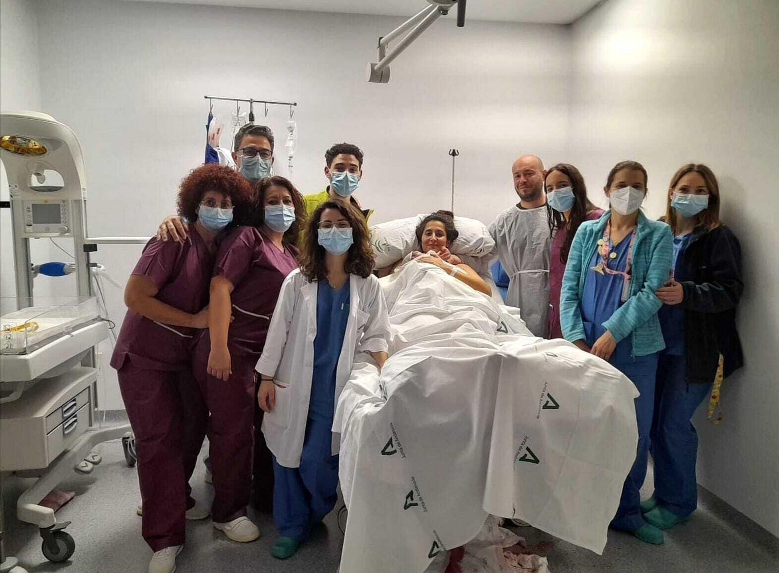 El primer bebé del nuevo año llegó con las campanadas en Torrecárdenas