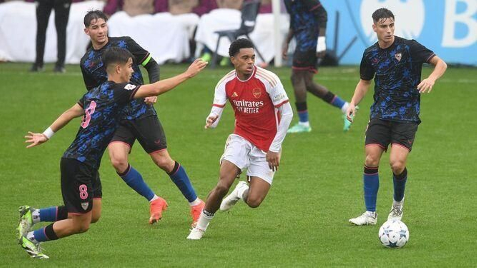 Nacho Vizcaíno, Collado y José Antonio rodean a un jugador del Arsenal.