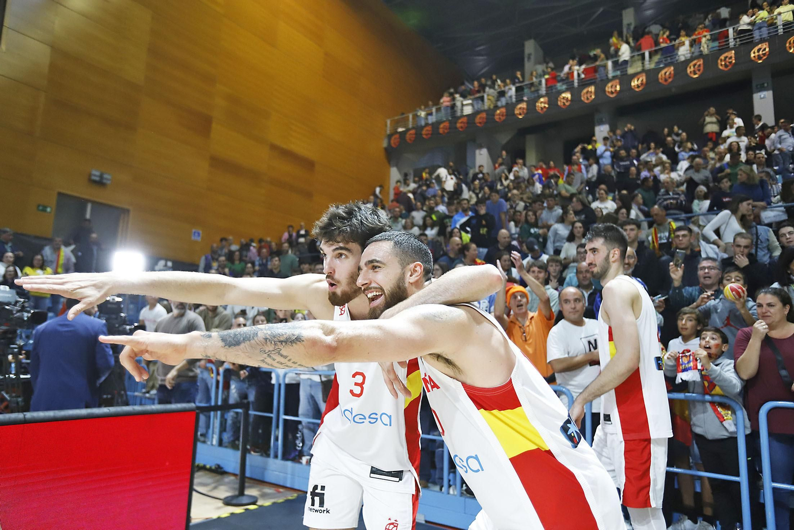 Imágenes de la celebración de la selección Española de baloncesto por certificar su pase con una victoria ante Paises Bajos Imágenes de la celebración de la selección Española de baloncesto por certificar su pase con una victoria ante Paises Bajos
