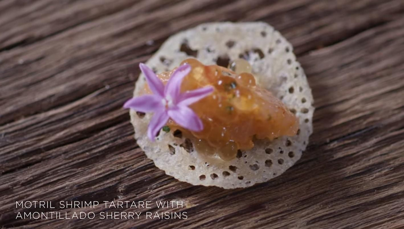 Tartar de quisquillas con esferas de amontillado y algas.
