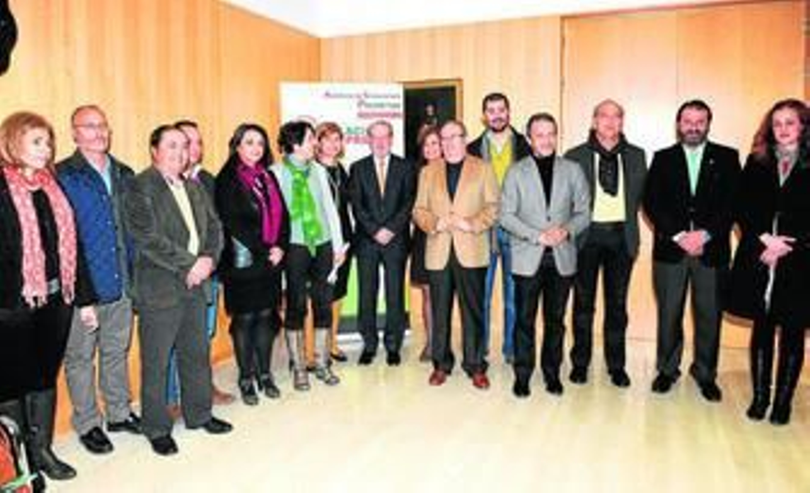 El presidente de la Diputación, Fernando Rodríguez Villalobos, en el centro, acompañado de los alcaldes de los municipios participantes en el Programa PILES.