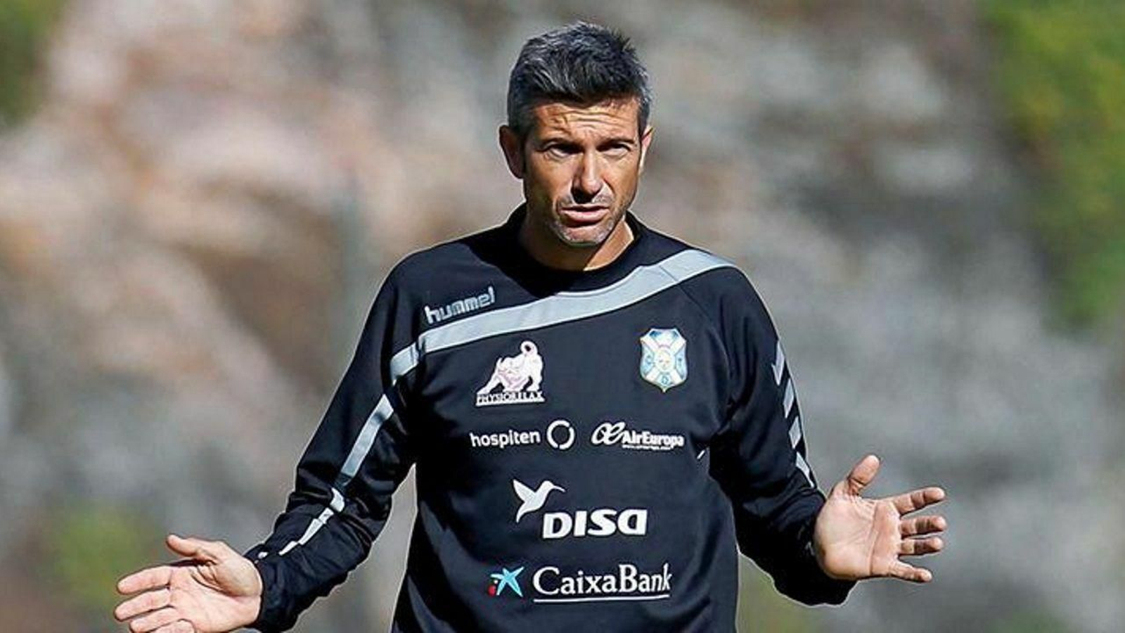 Martí atiende al trabajo de los suyos en una sesión preparatoria.