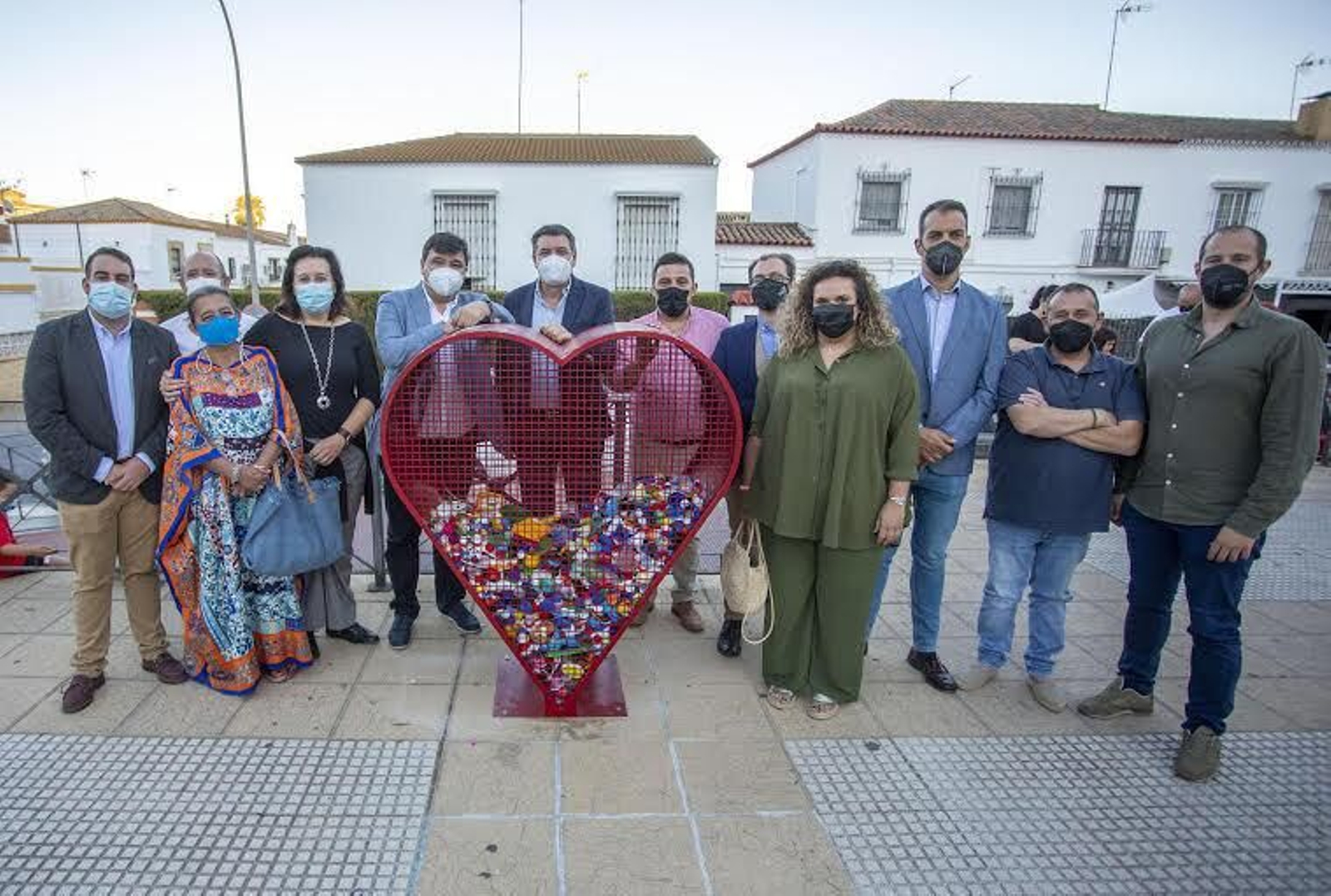 El alcalde junto con miembros de las Hermandades del Calvario y la Cena en la presentación de los contenedores