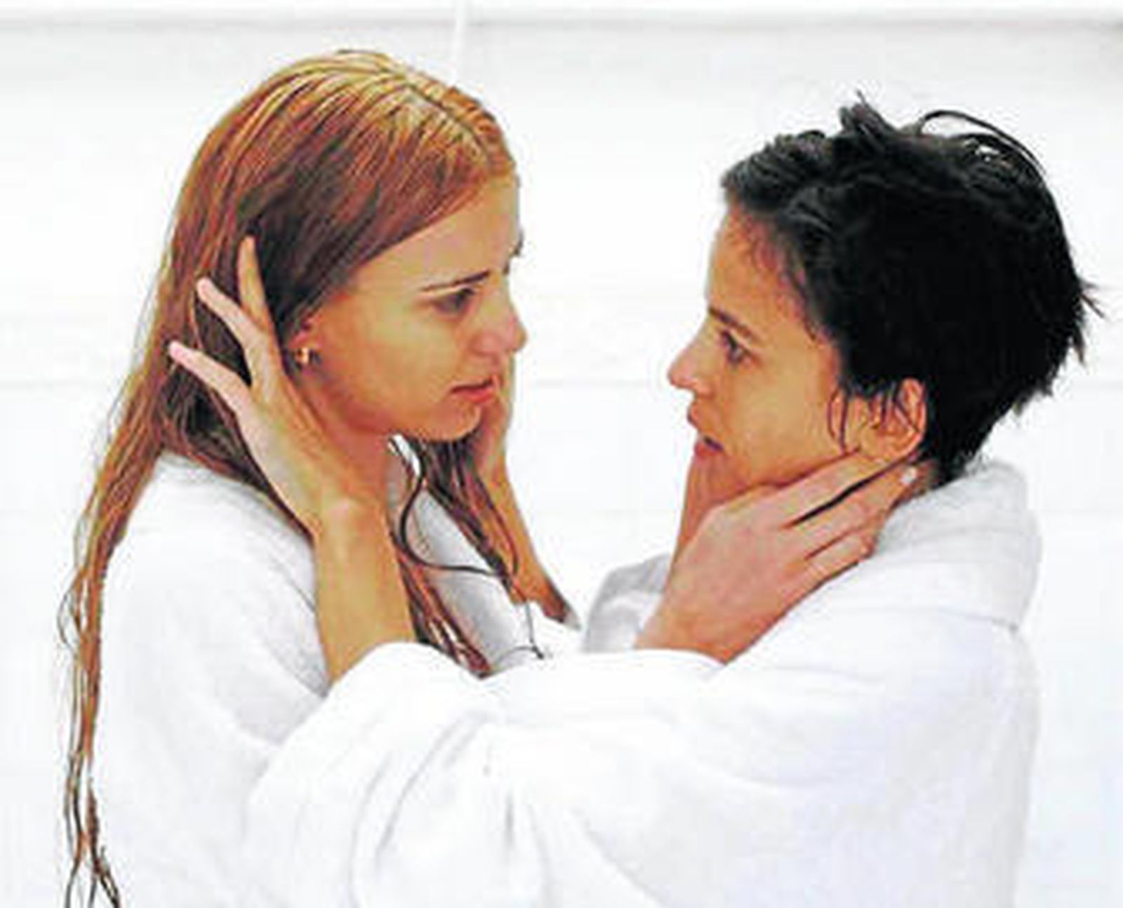 Natasha Yarovenko y Elena Anaya, en un instante de la película.