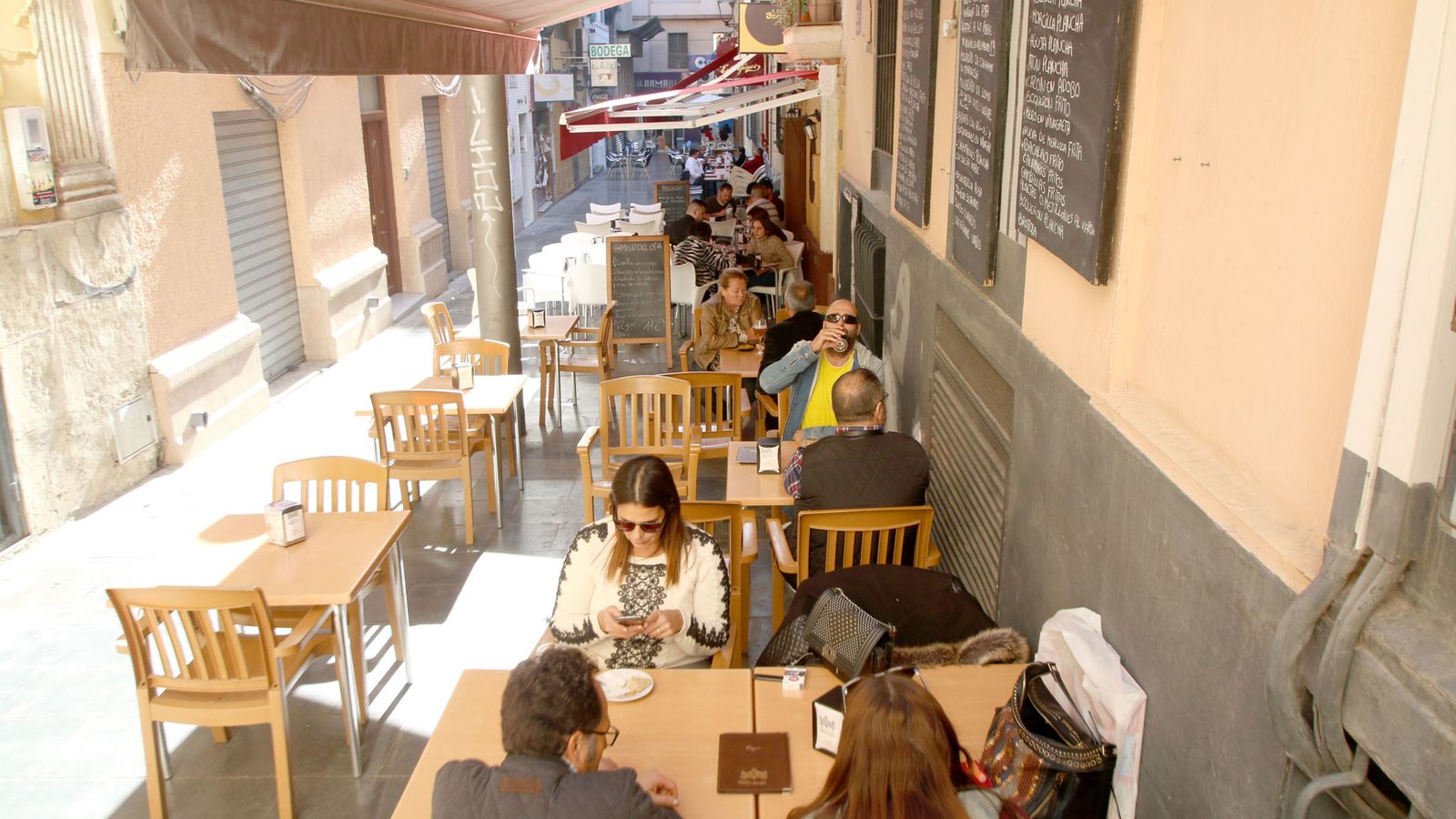 Hilera de terrazas en el centro histórico