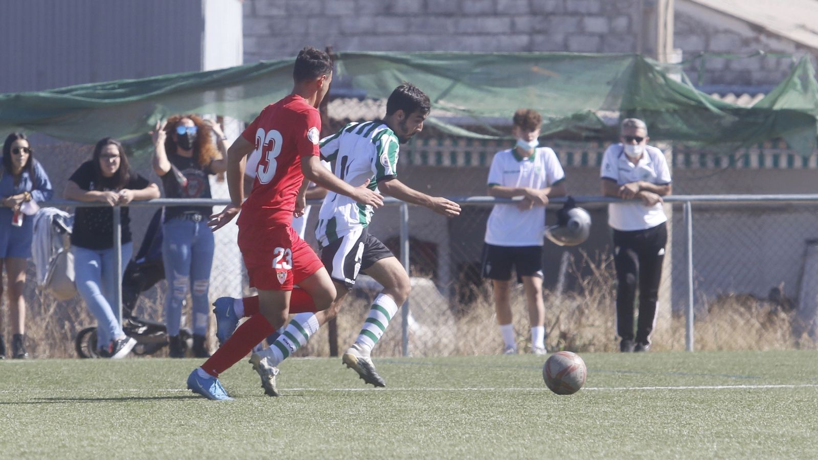 Abreu es presionado por Marco Antonio.