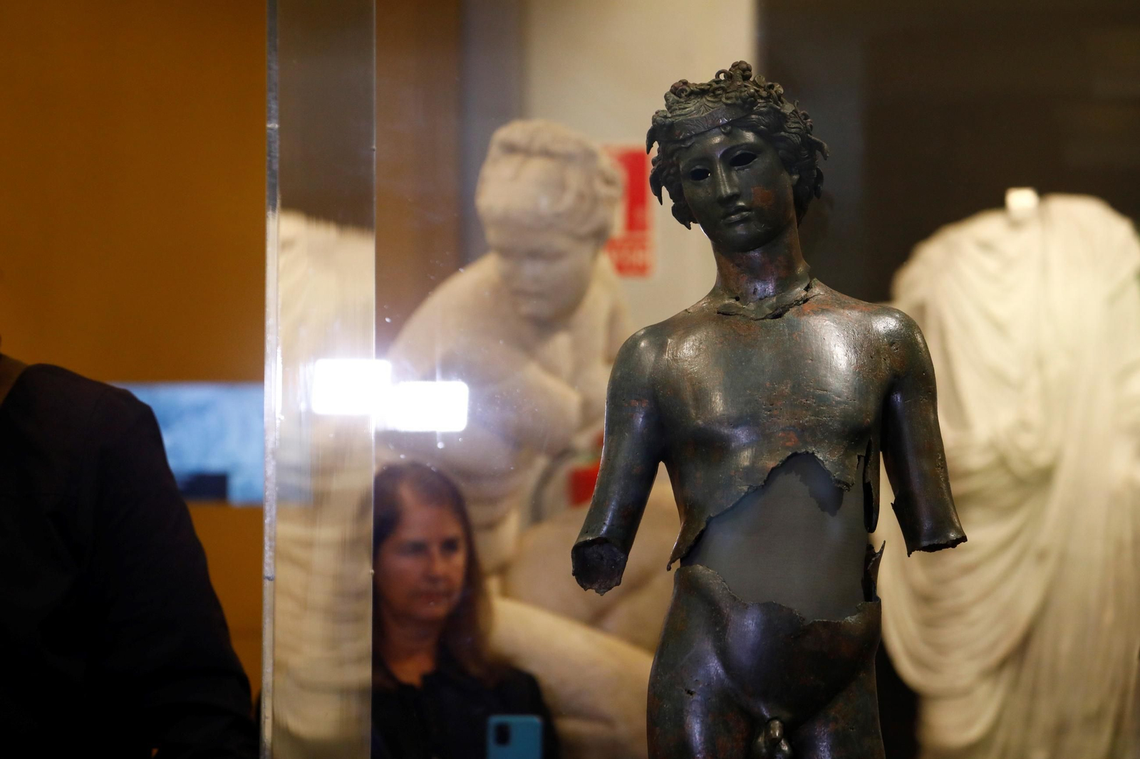 Los efebos de Pedro Abad ya lucen en el Museo Arqueológico de Córdoba, en imágenes