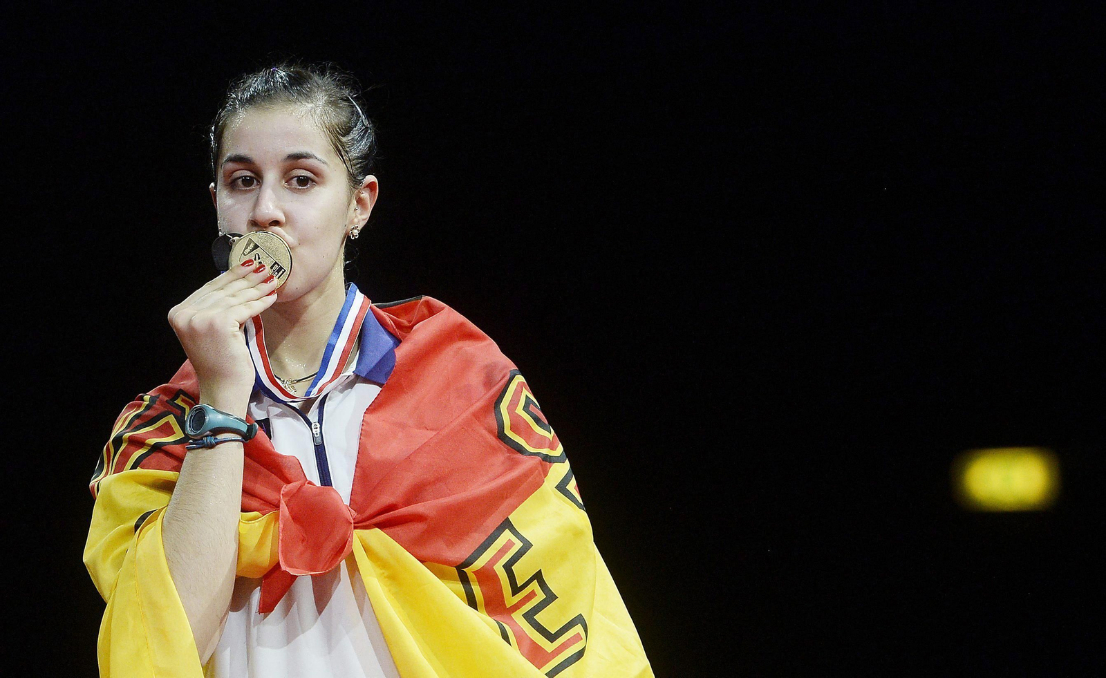 Carolina Marín besa su primer oro Mundial conseguido en 2014.