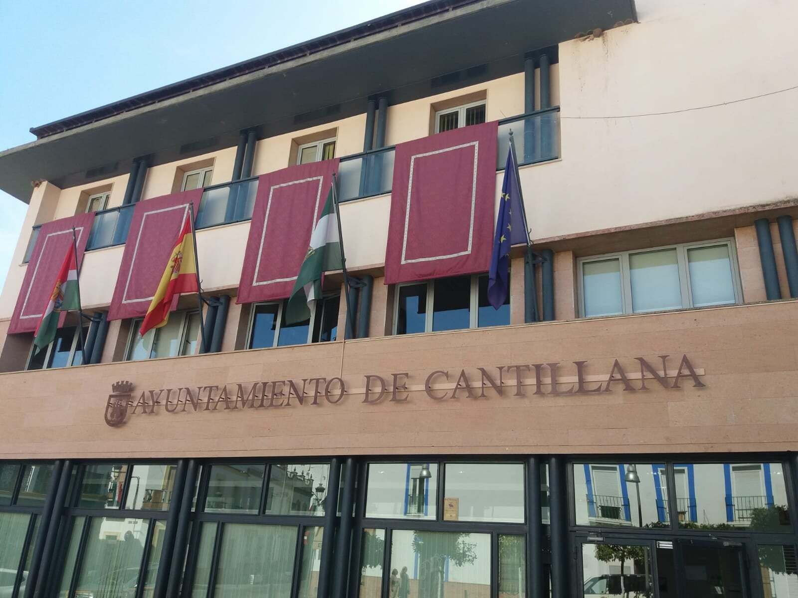 Fachada principal del Ayuntamiento de Cantillana.