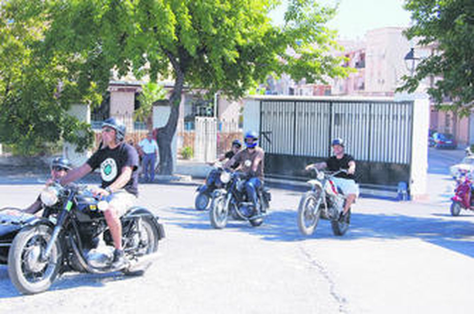 Un grupo de Seat 600 permanece expuesto para que los vecinos se puedan acercar a verlos.