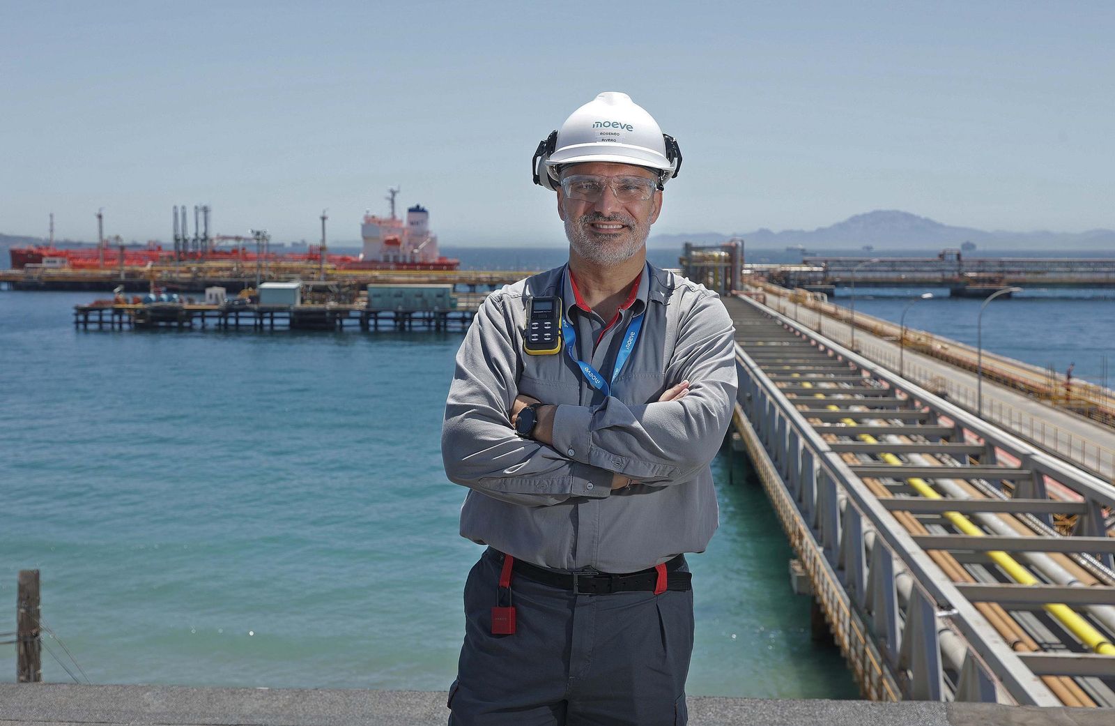 El director del parque energético de Moeve en San Roque, Rosendo Rivero, junto al pantalán de la factoría.