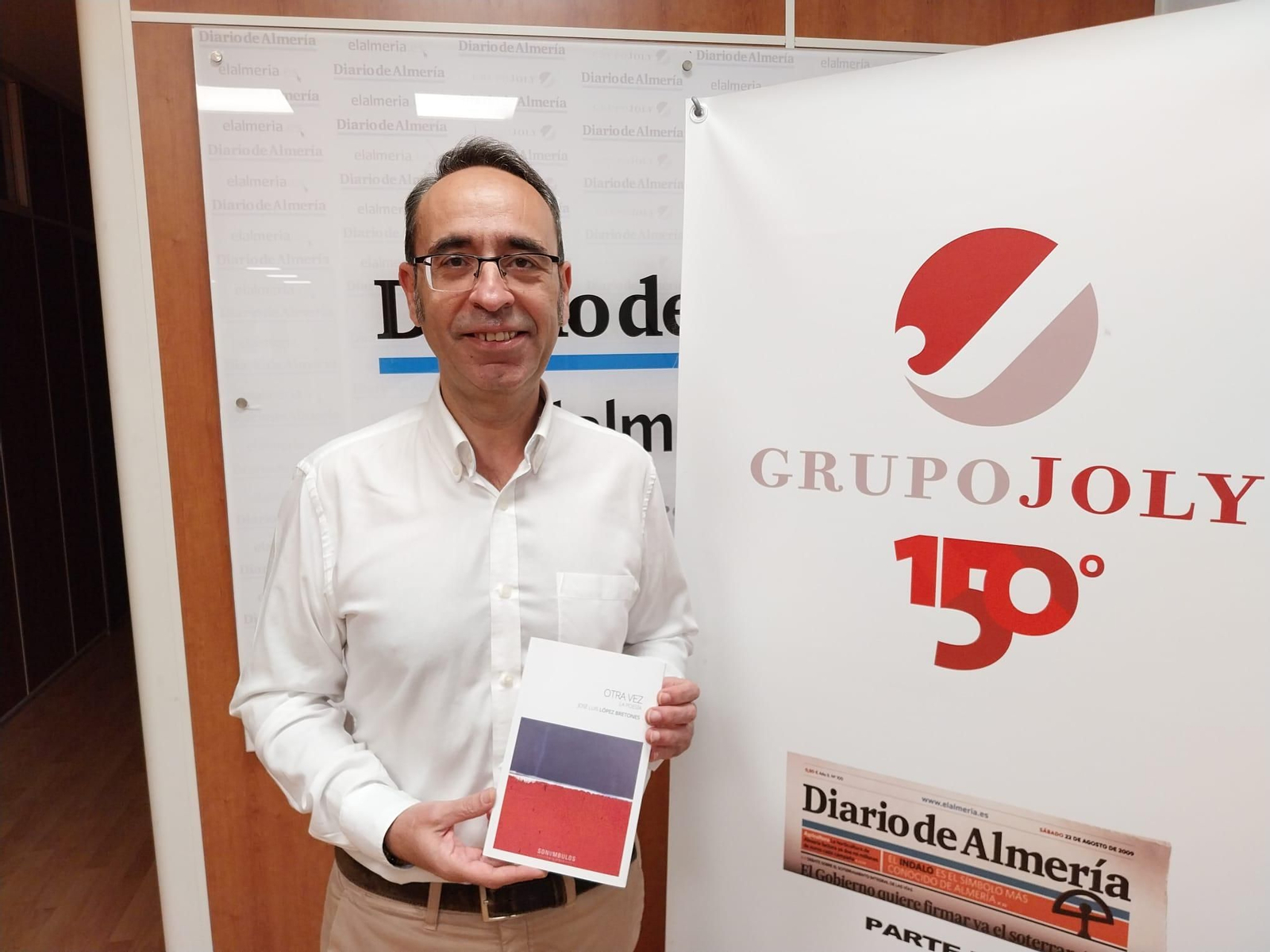 José Luis López Bretones, con su obra ‘Otra vez la Poesía’, en la redacción de ‘Diario de Almería’. José Luis López Bretones, con su obra ‘Otra vez la Poesía’, en la redacción de ‘Diario de Almería’.