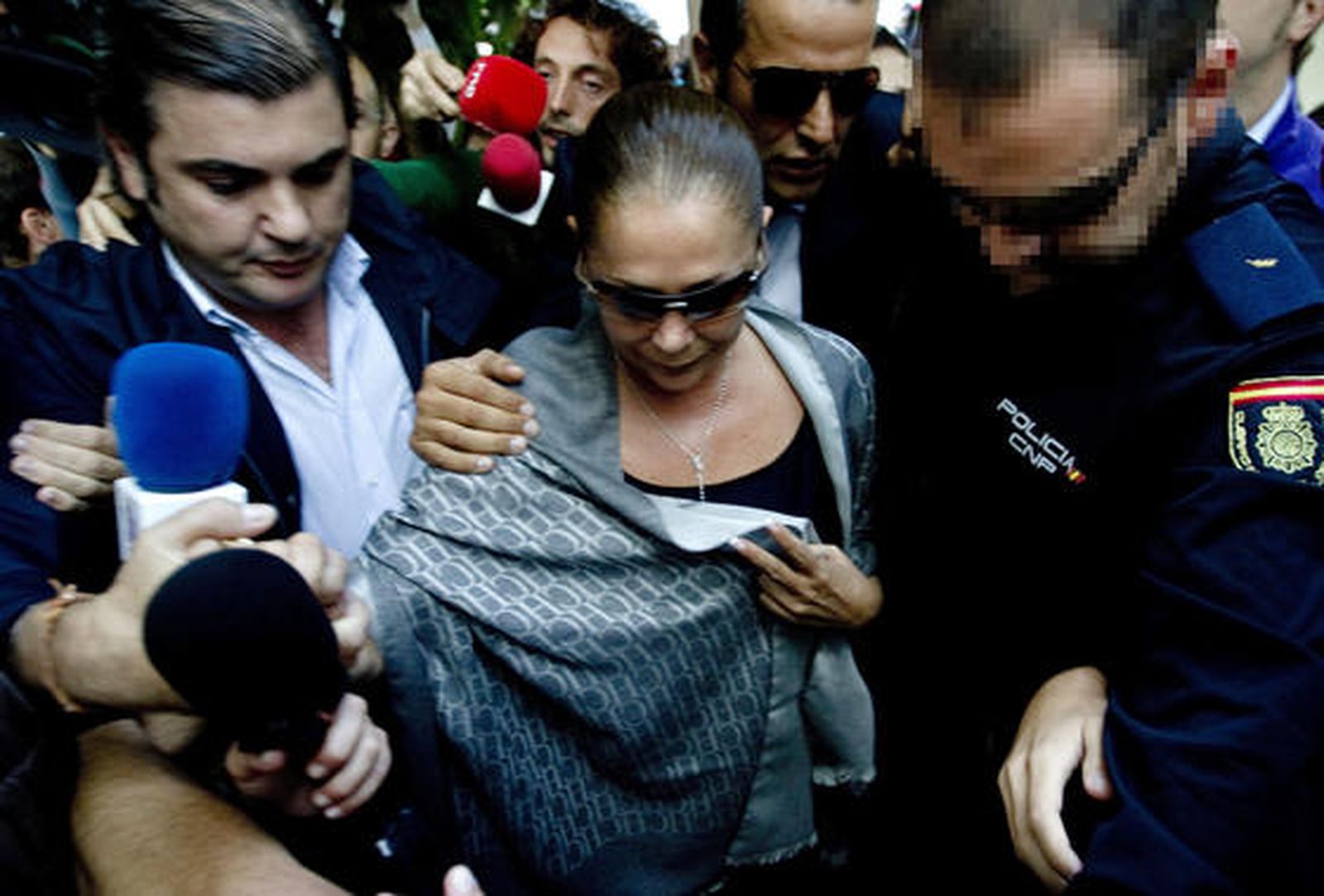 Isabel Pantoja levanta un revuelo mediático a su llegada a los juzgados de Marbella. / EFE