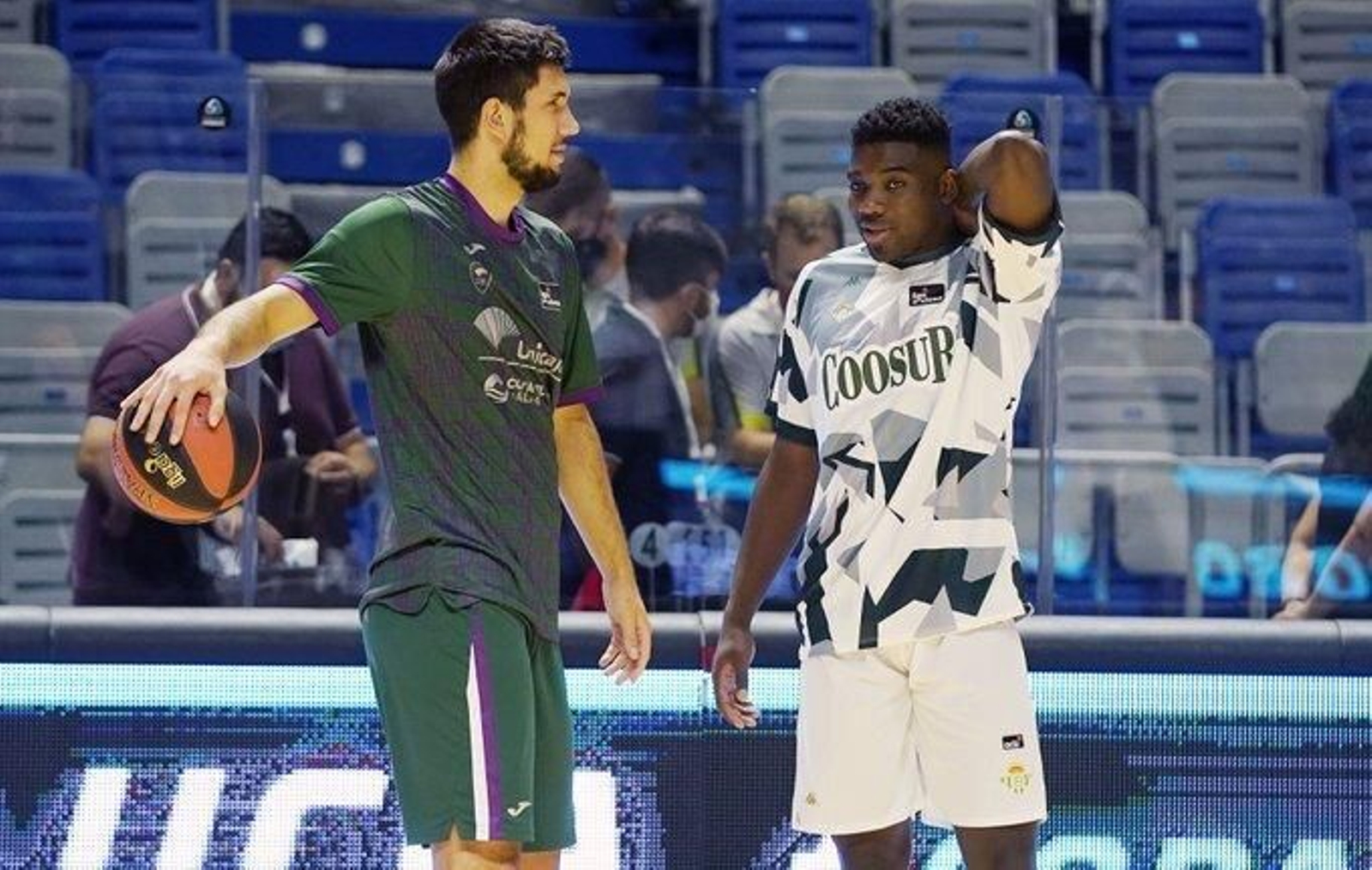 Bouteille charla con un jugador del Betis en el Carpena.