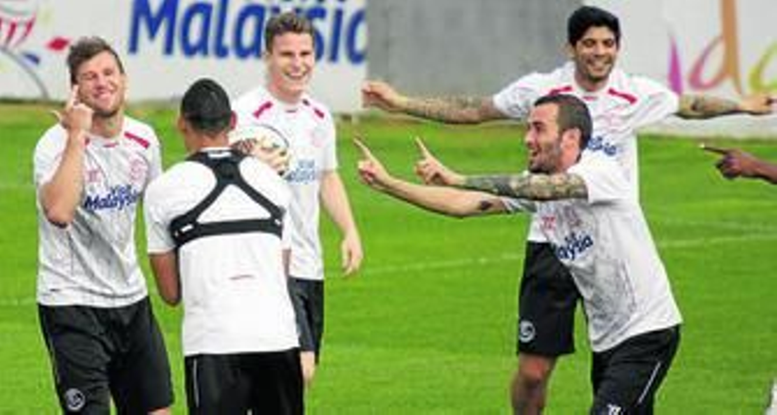 Krychowiak, Kolodziejczak (de espaldas), Gameiro, Banega y Aleix Vidal bromean en una sesión de trabajo.