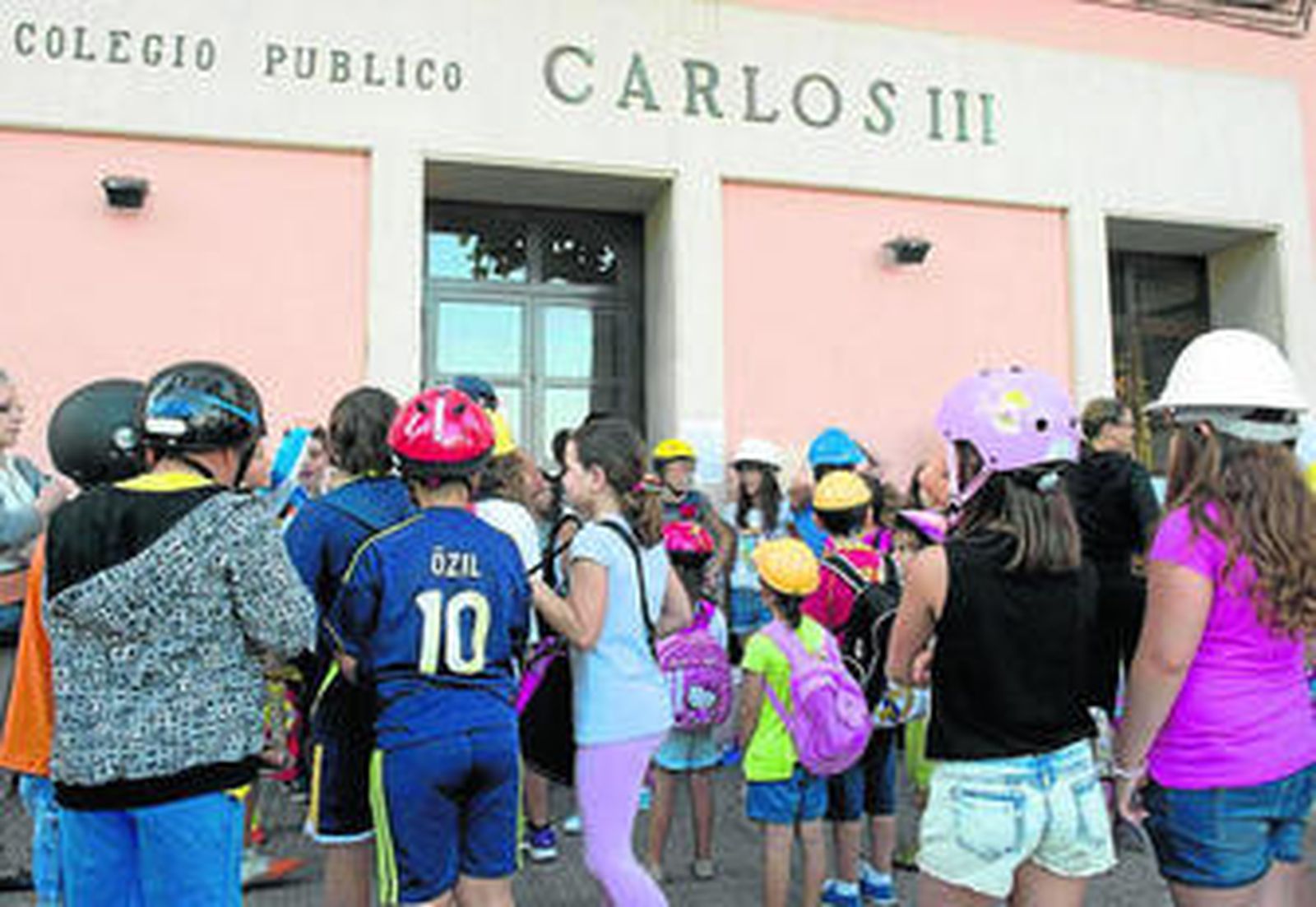 Los escolares del Carlos III acudieron en junio con cascos al centro para denunciar el mal estado del edificio.