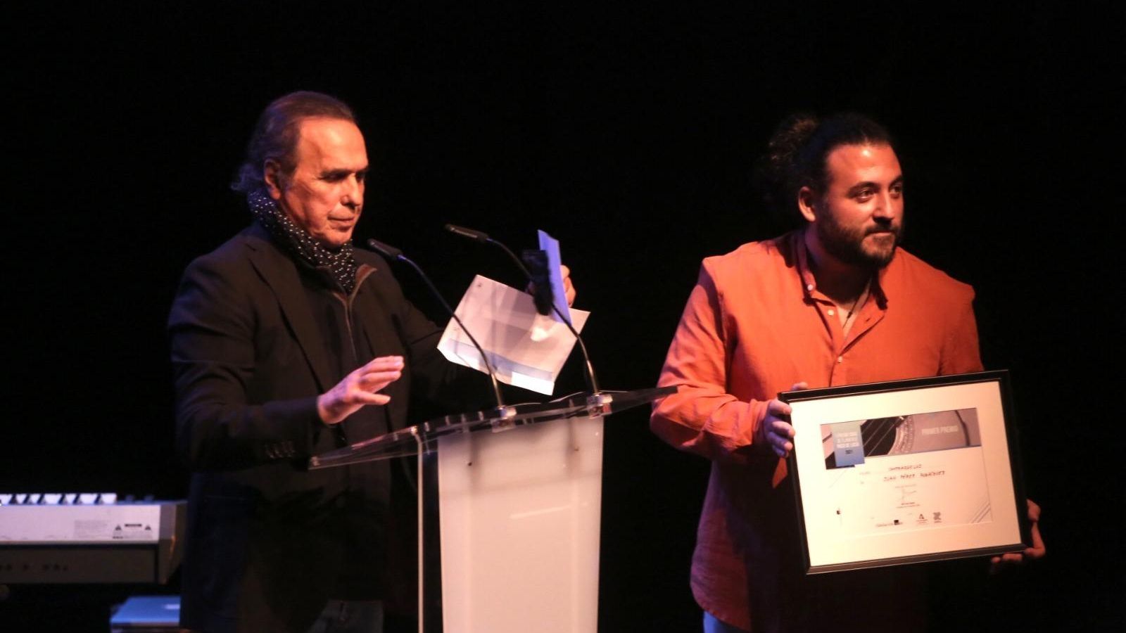 Pepe de Lucía, junto al premiado, Juan Pérez Rodríguez.